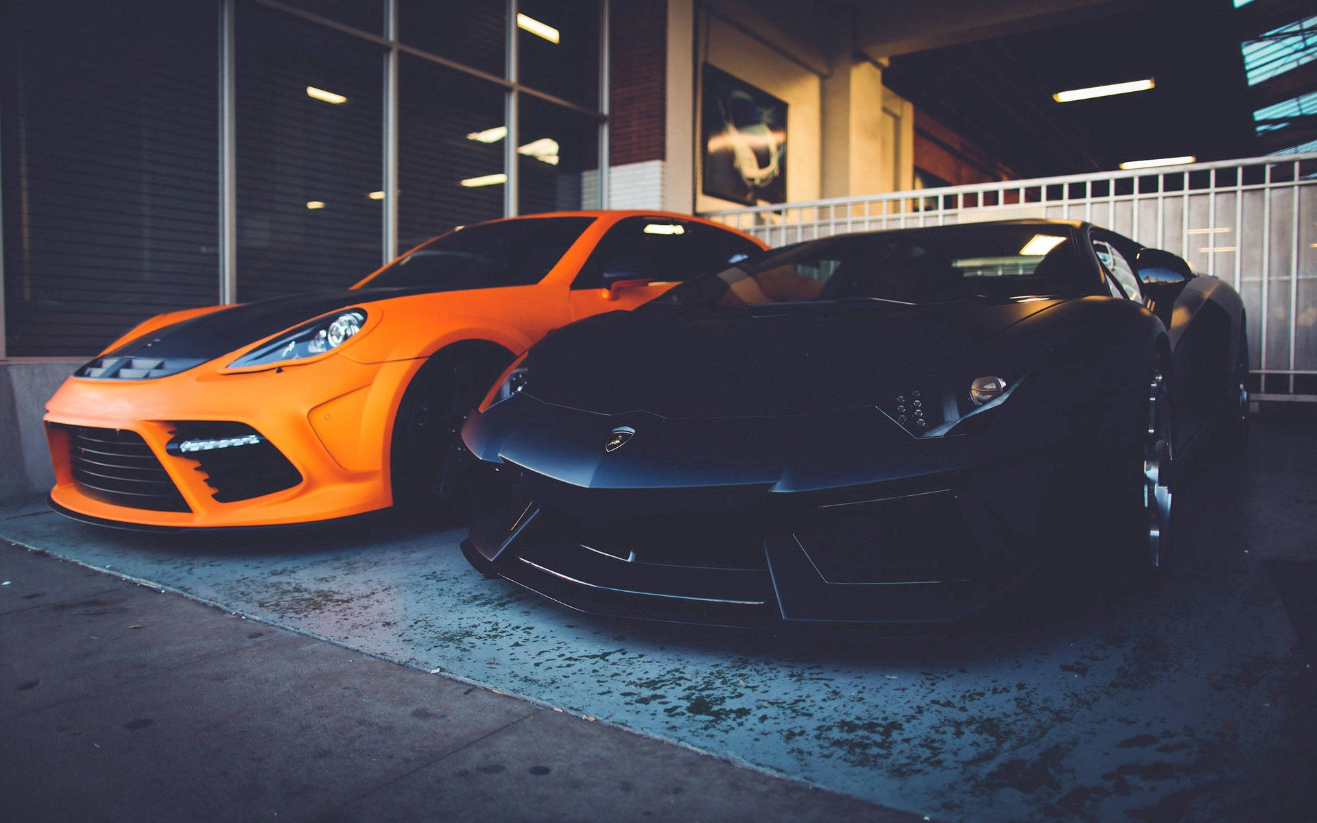 Fondo de pantalla de dos Lamborghinis, naranja y negro.