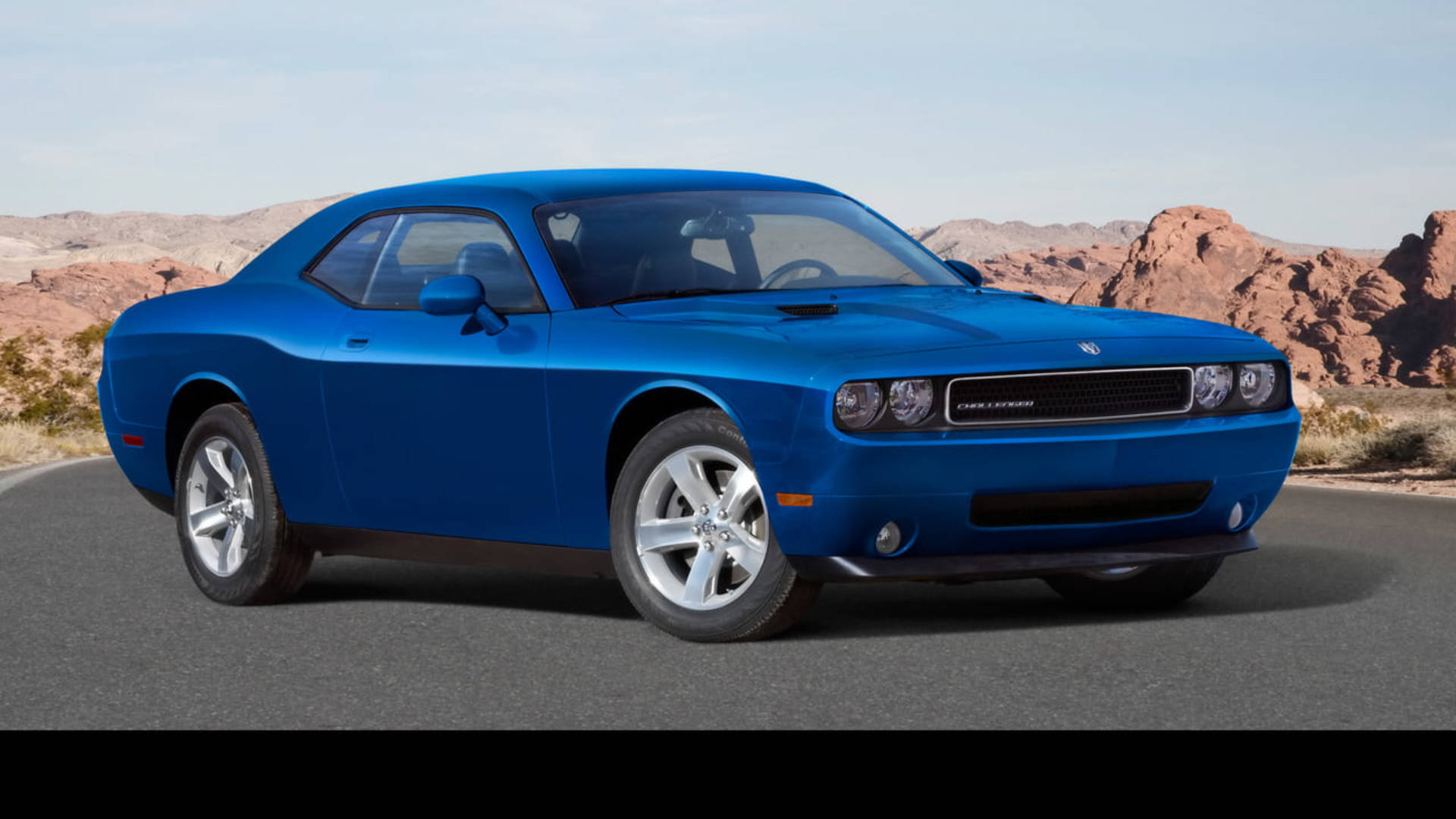 Potente Dodge Challenger Azul en una Pose Dinámica Fondos de pantalla