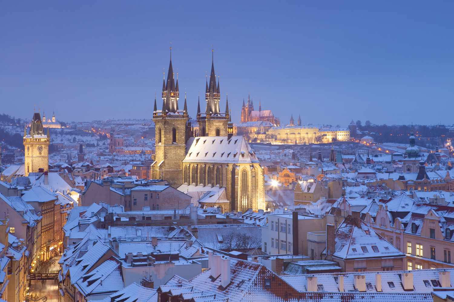 Praga con nieve en las cumbres Fondos de pantalla