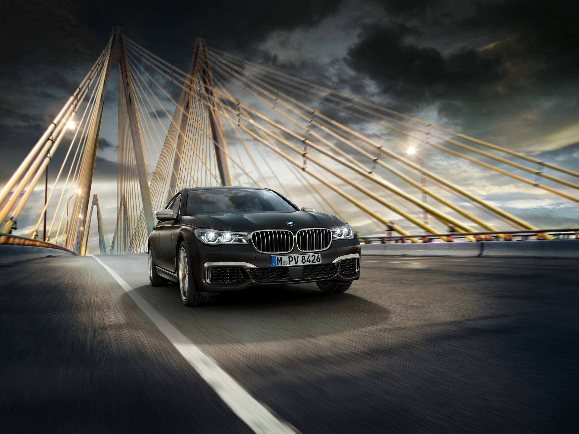 Fondo de pantalla del BMW M760Li xDrive negro en un puente colgante