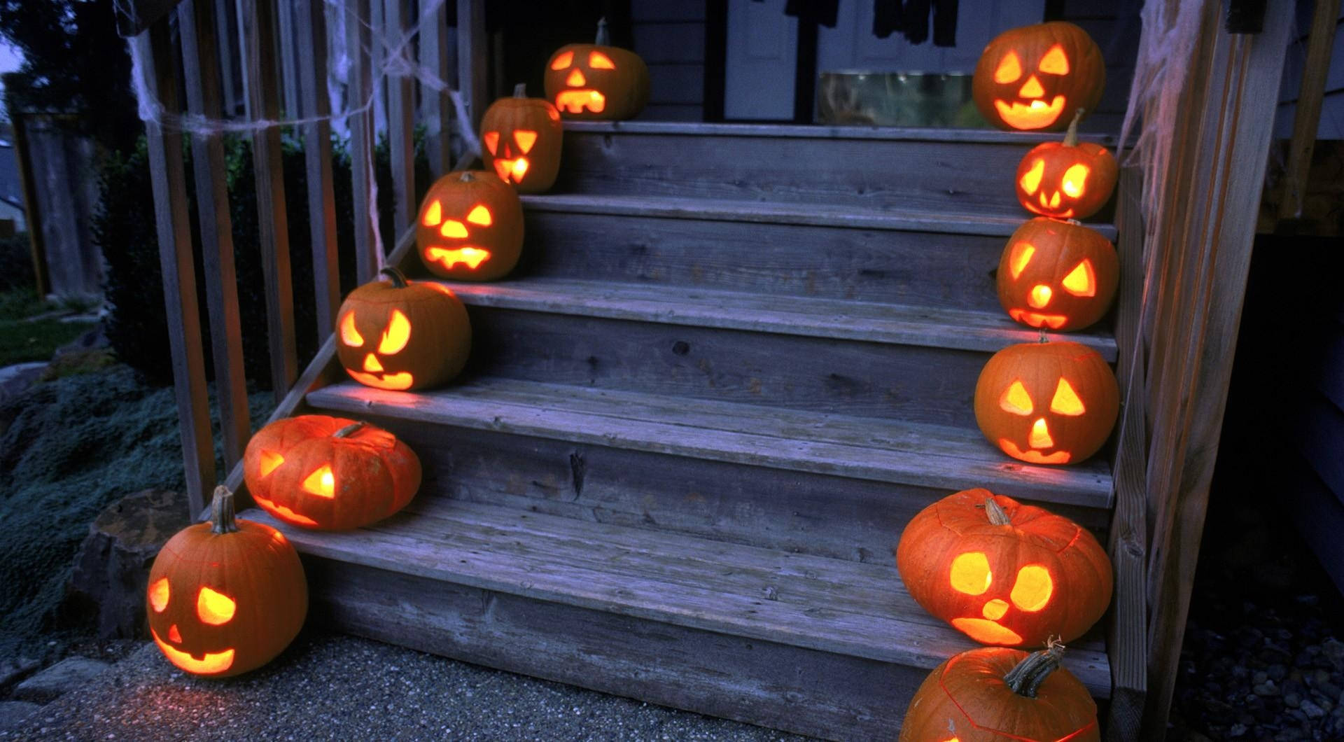 ¡Prepárate para un Halloween espeluznante y emocionante en esta casa embrujada! Fondos de pantalla