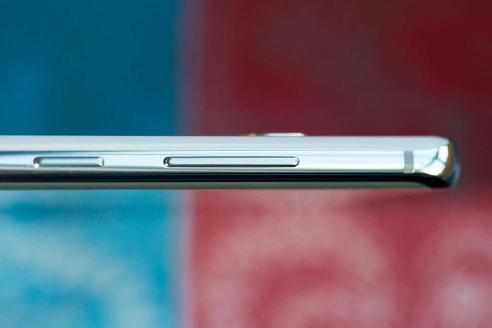 primer plano de la parte trasera de un teléfono plateado Fondos de pantalla