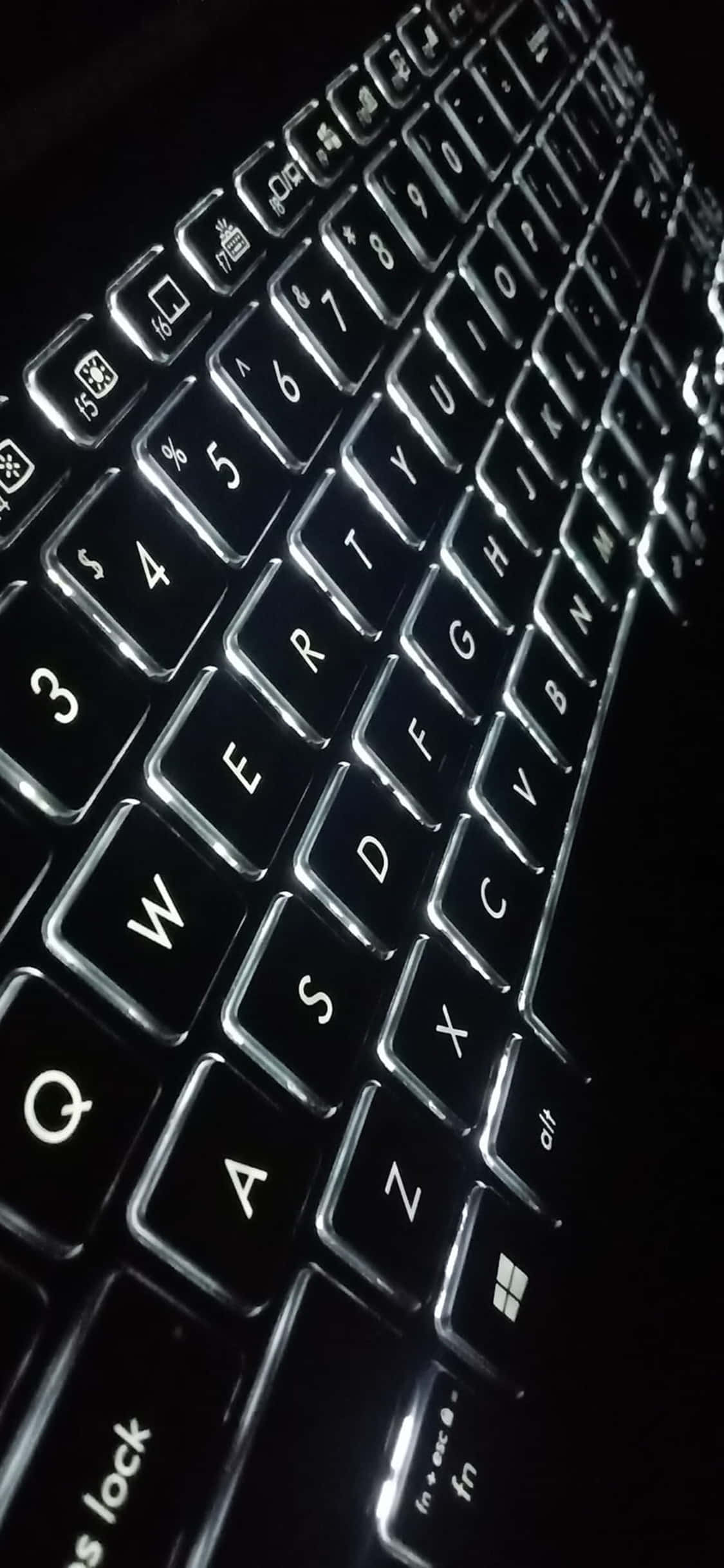 Primer plano de un teclado en la oscuridad Fondos de pantalla