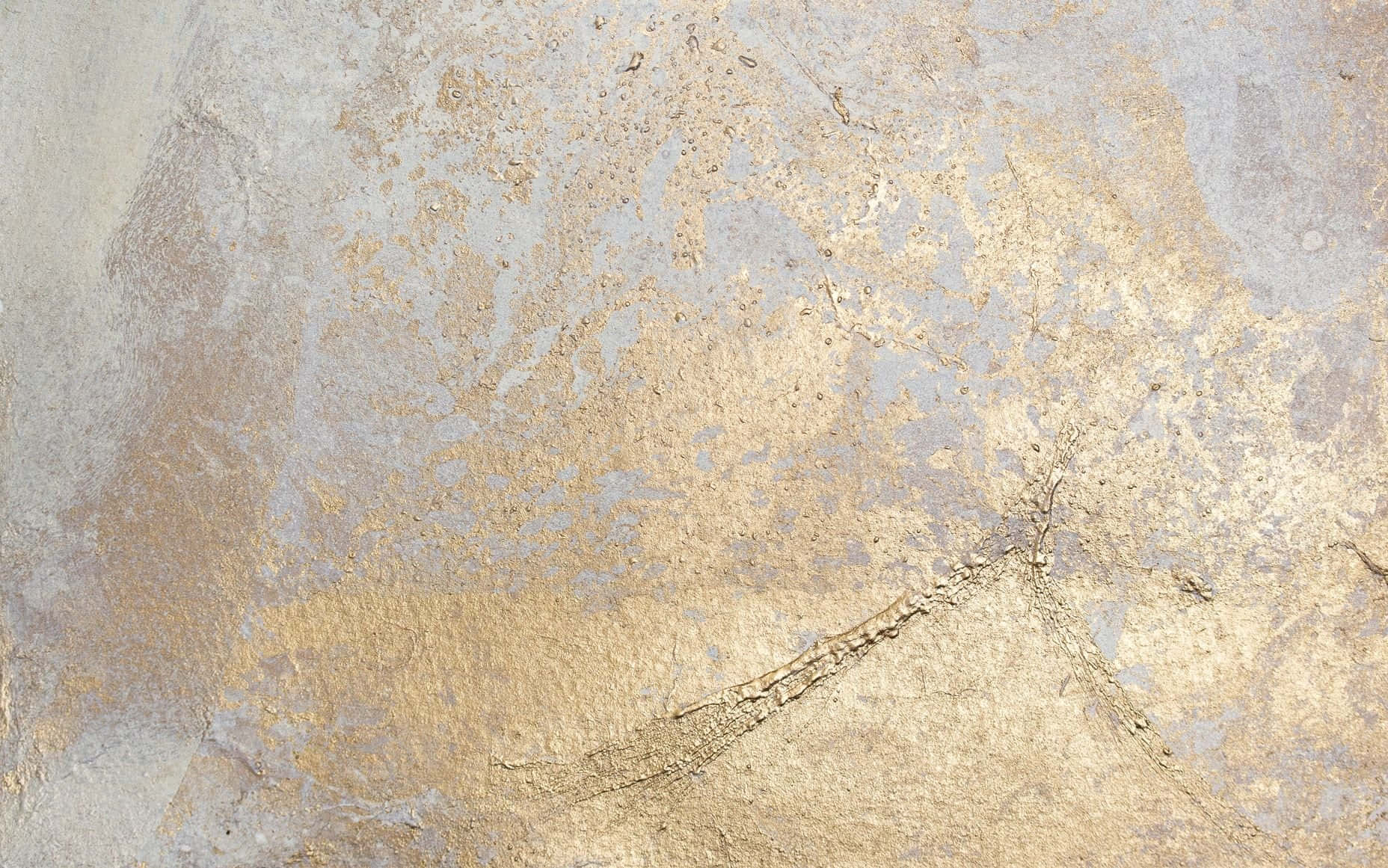 Primer plano de una pared pintada con tonos dorados y plateados Fondos de pantalla