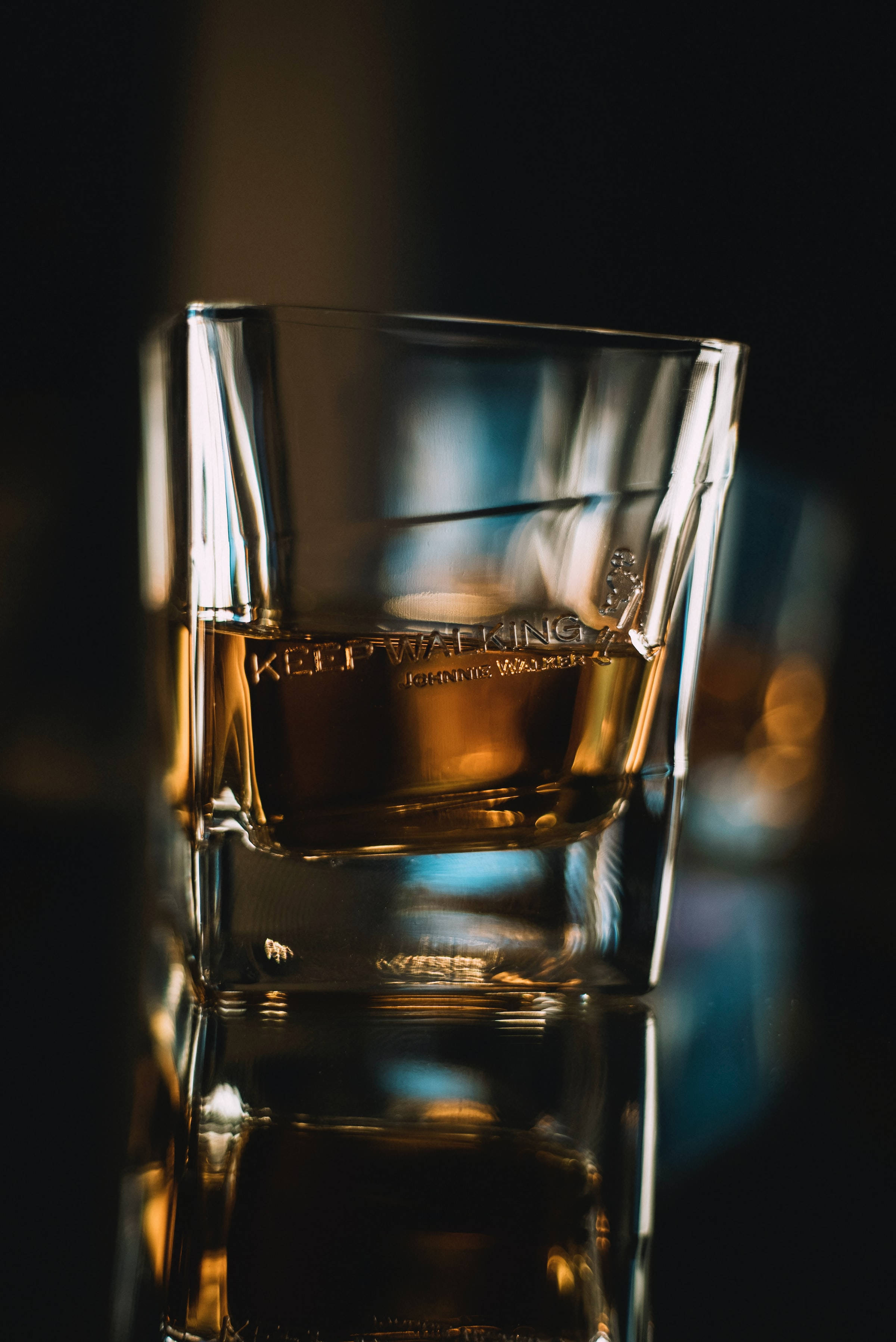 Primer plano de whisky en vaso de chupito Fondos de pantalla