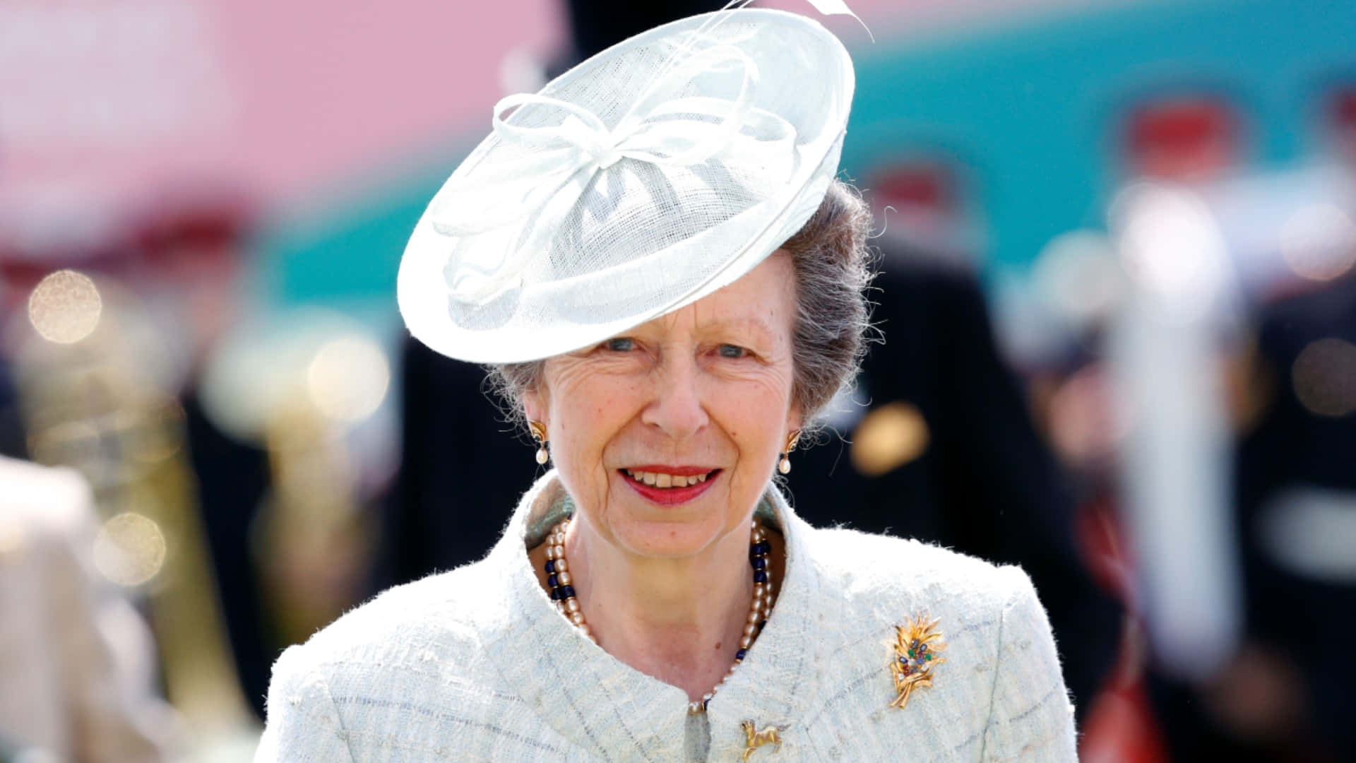 Princesa Ana Adornada con Elegante Vestimenta Blanca Fondos de pantalla