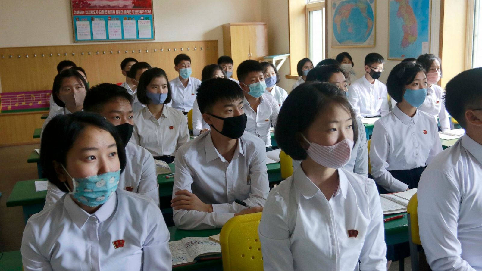 Profesional en Equipo de Protección Médica Sosteniendo un Kit de Prueba para Coronavirus Fondos de pantalla