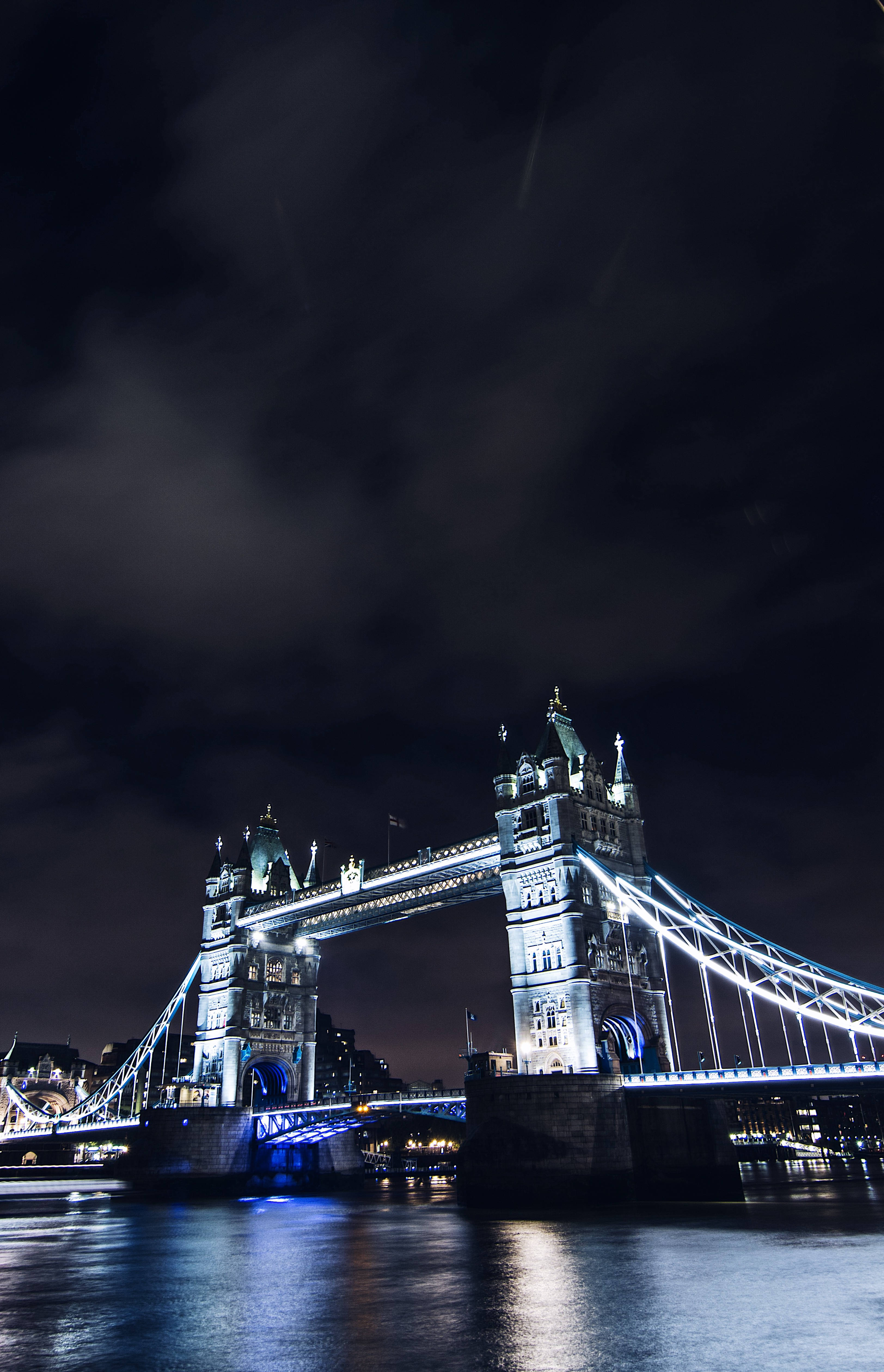 Puente de la Torre Iluminado de Noche Fondos de pantalla