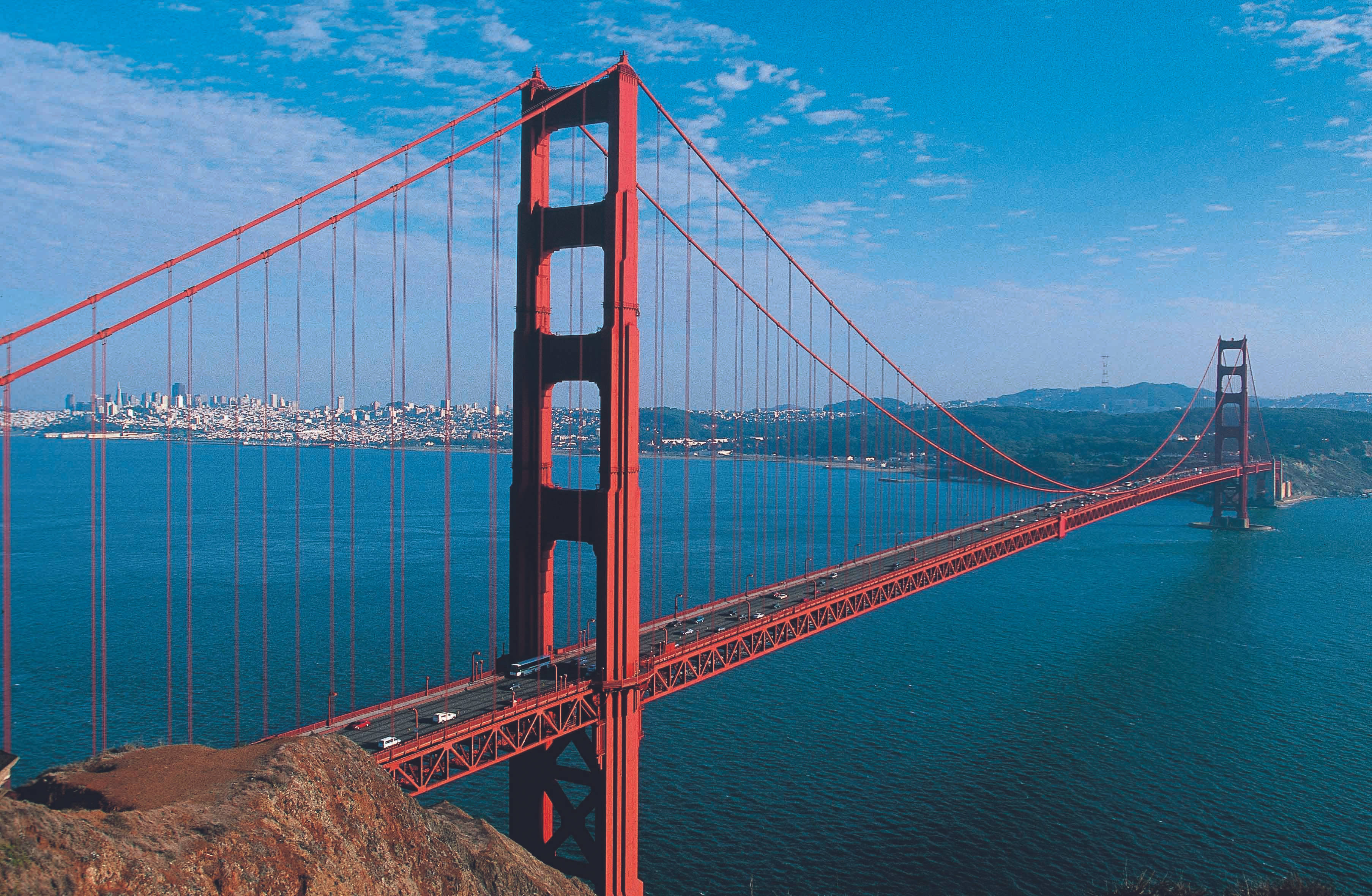 Puente Golden Gate suspendido sobre aguas azules Fondos de pantalla
