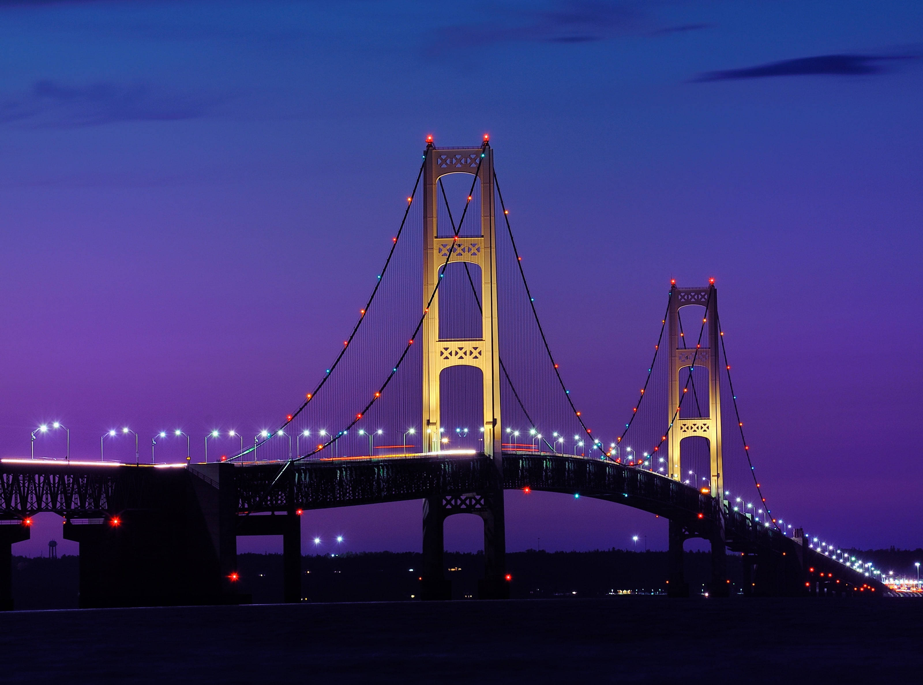 Puente Mackinac con cielo nocturno púrpura Fondos de pantalla