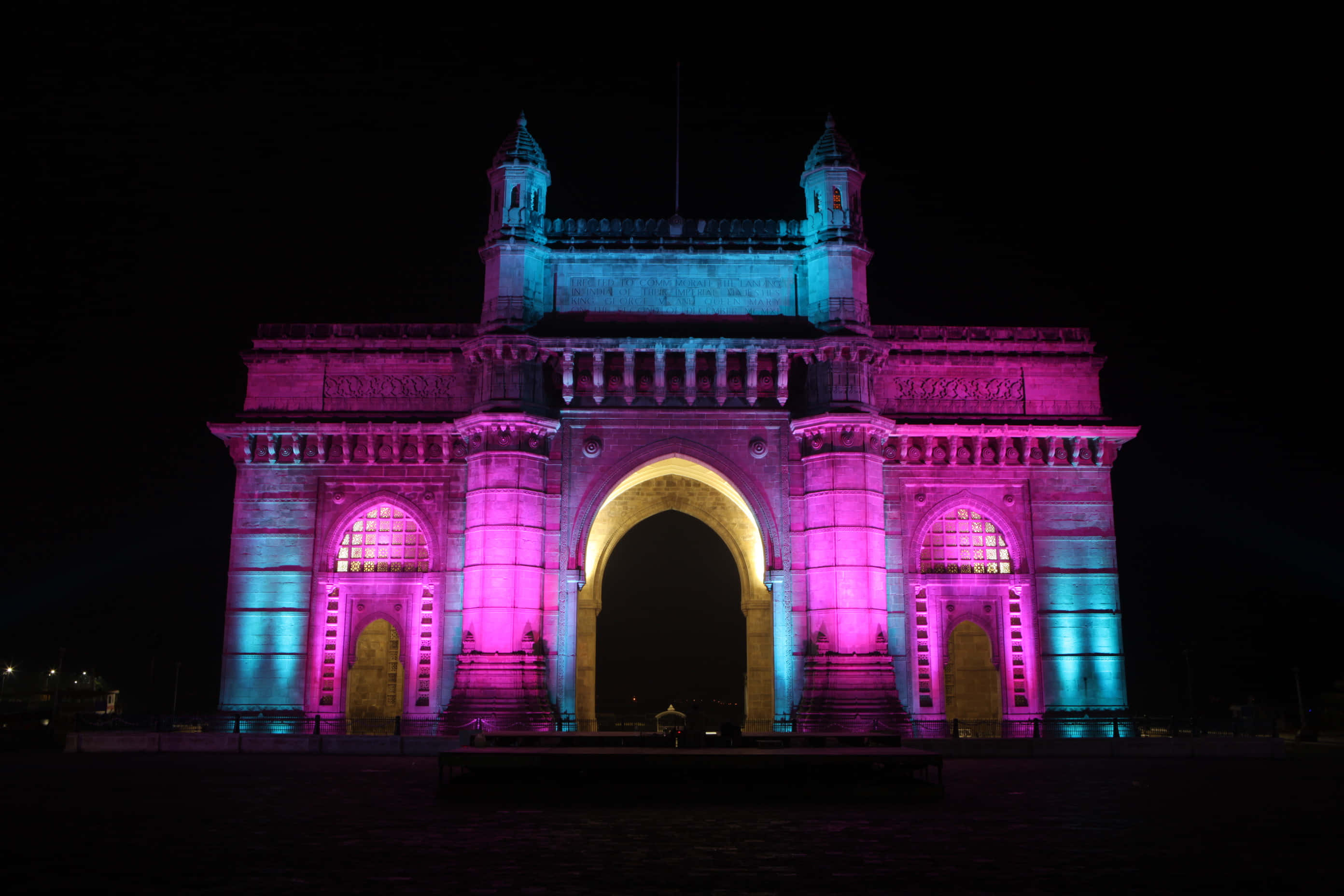 Puerta de la India con luces de neón Fondos de pantalla