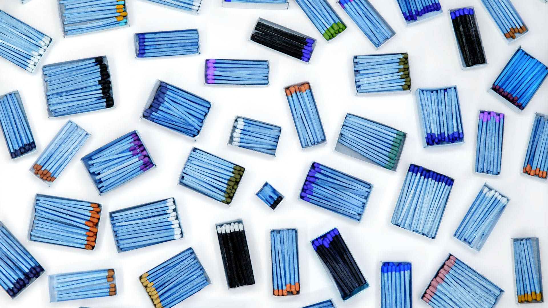 Puntas de cerillos de colores vibrantes alineadas en fila. Fondos de pantalla