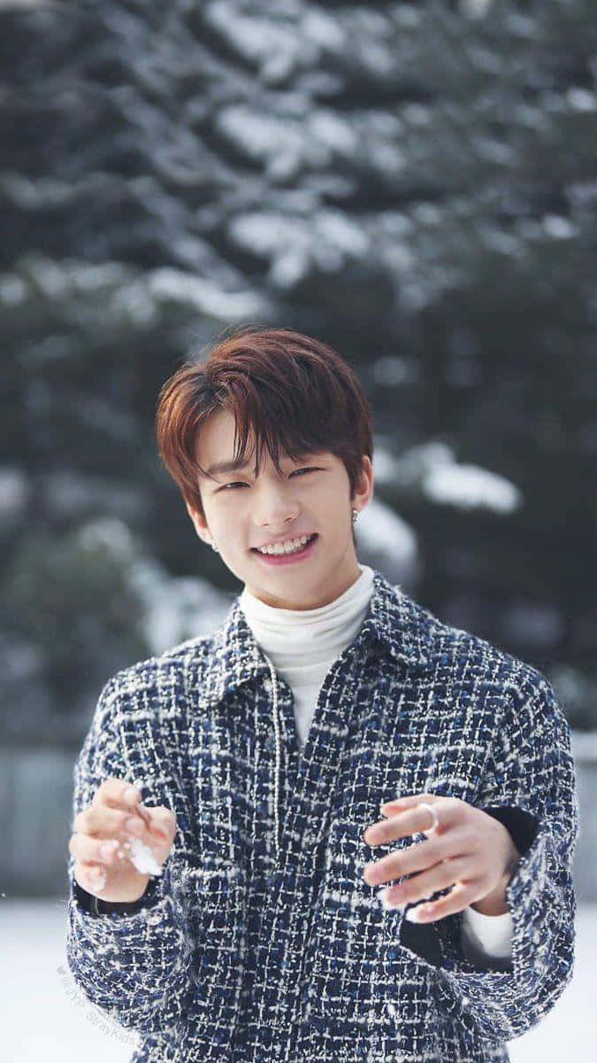 Rapero surcoreano Hyunjin entre árboles nevados Fondos de pantalla