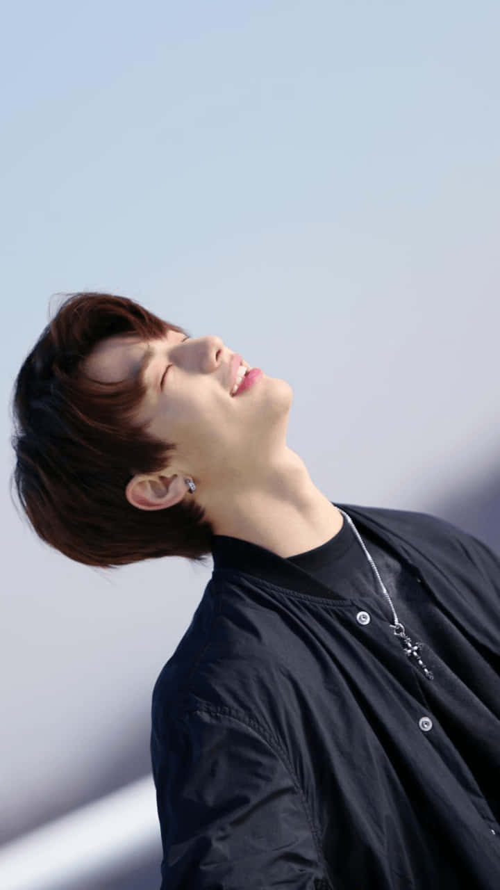 Rapero surcoreano Hyunjin con los ojos cerrados Fondos de pantalla