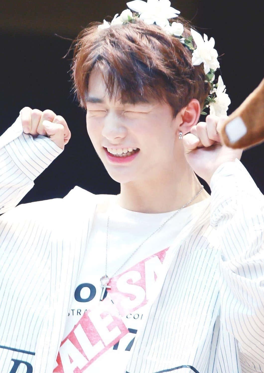 Rapero surcoreano Hyunjin con corona de flores Fondos de pantalla