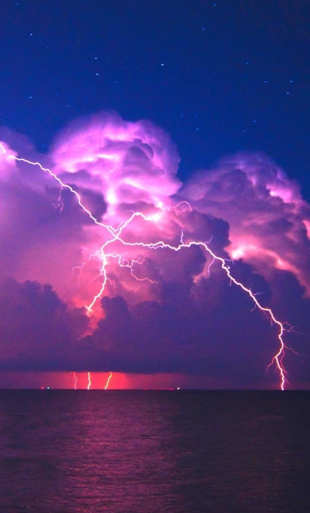 Rayos púrpura en el cielo Fondos de pantalla