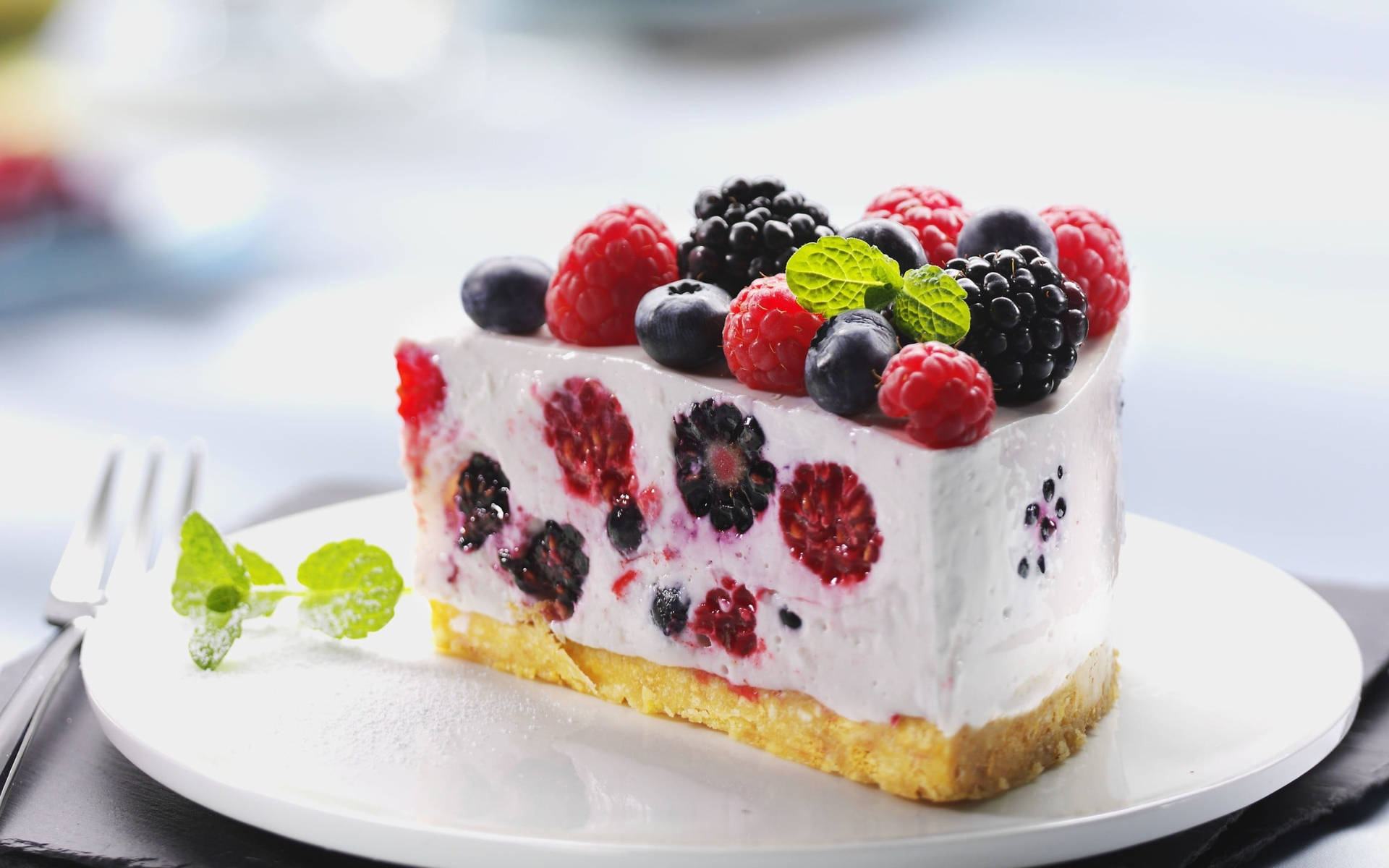 Rebanada de Pastel de Bayas en Plato Fondos de pantalla