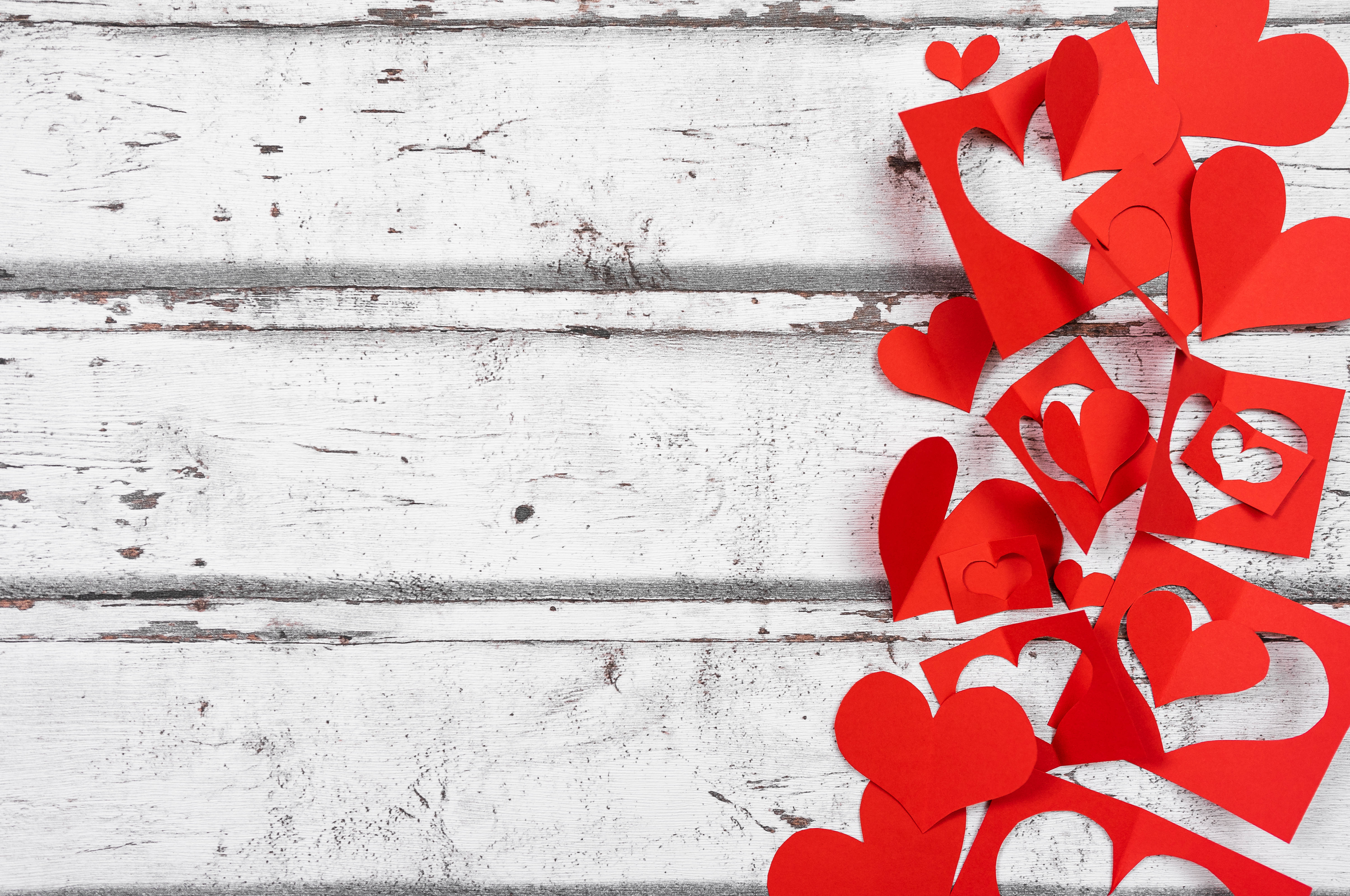 Recortes de papel con formas de corazones estéticos Fondos de pantalla