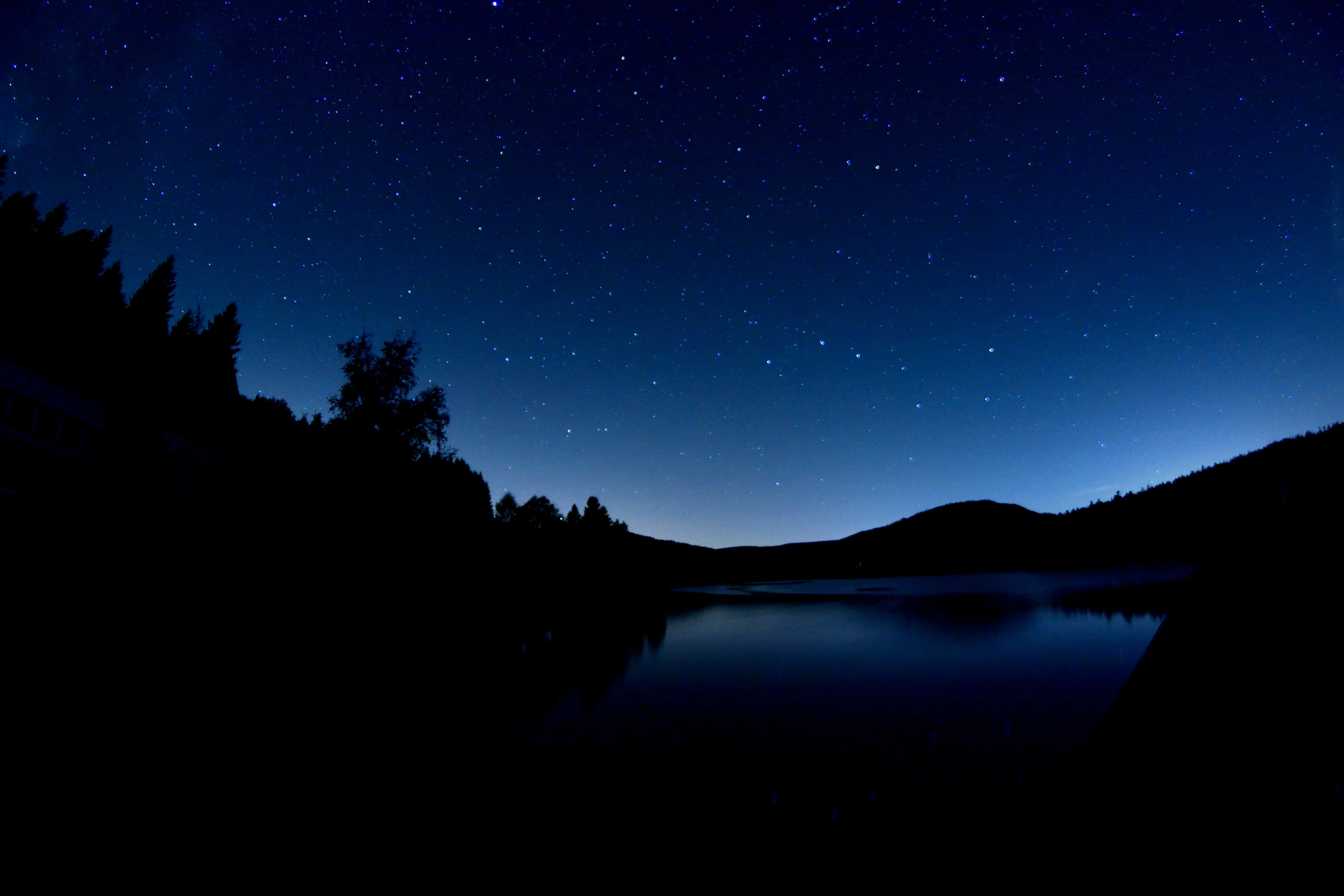 Reflejo de un cielo nocturno tranquilo Fondos de pantalla