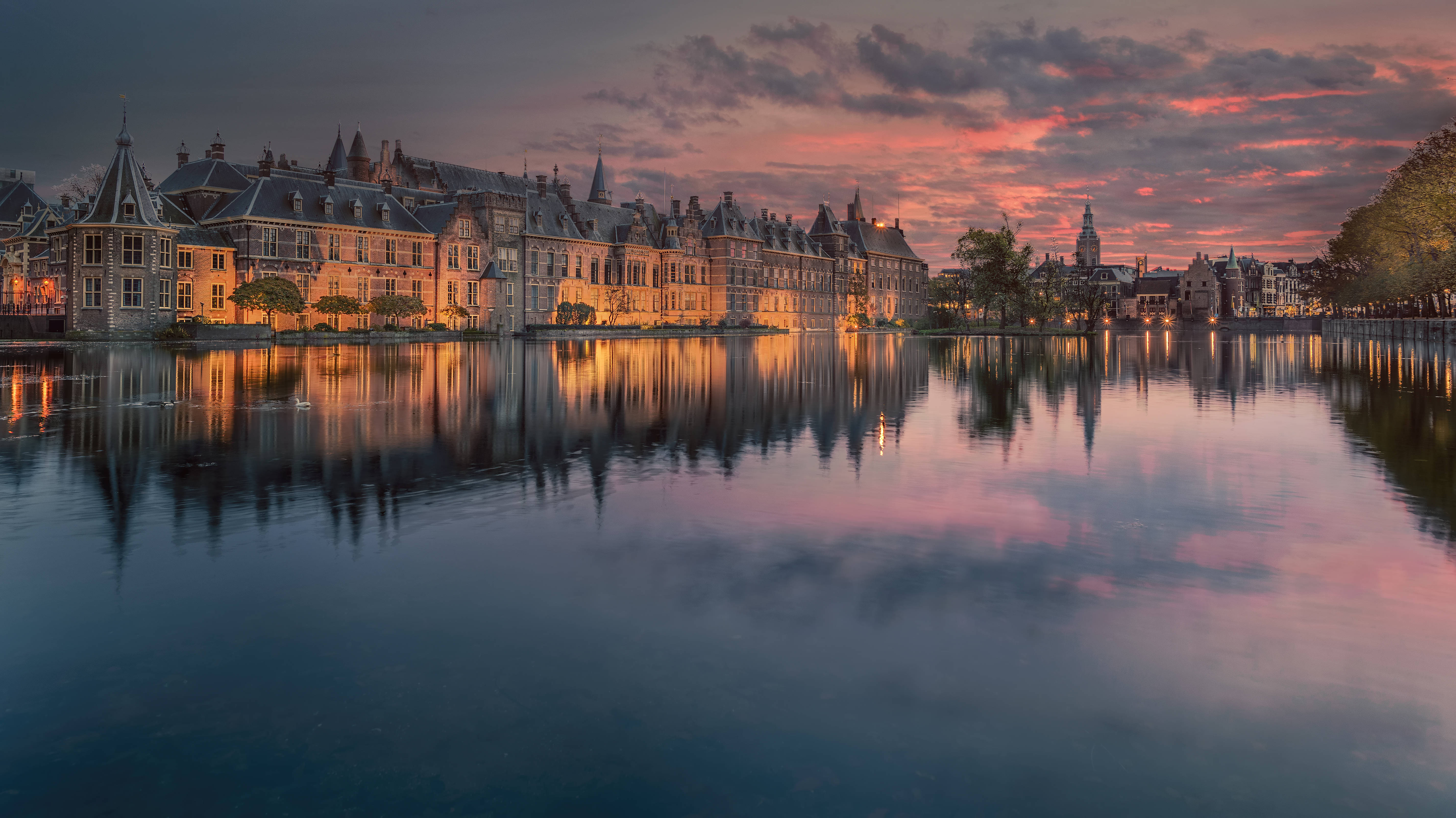 Reflejos Pacíficos en un Hermoso Castillo Fondos de pantalla