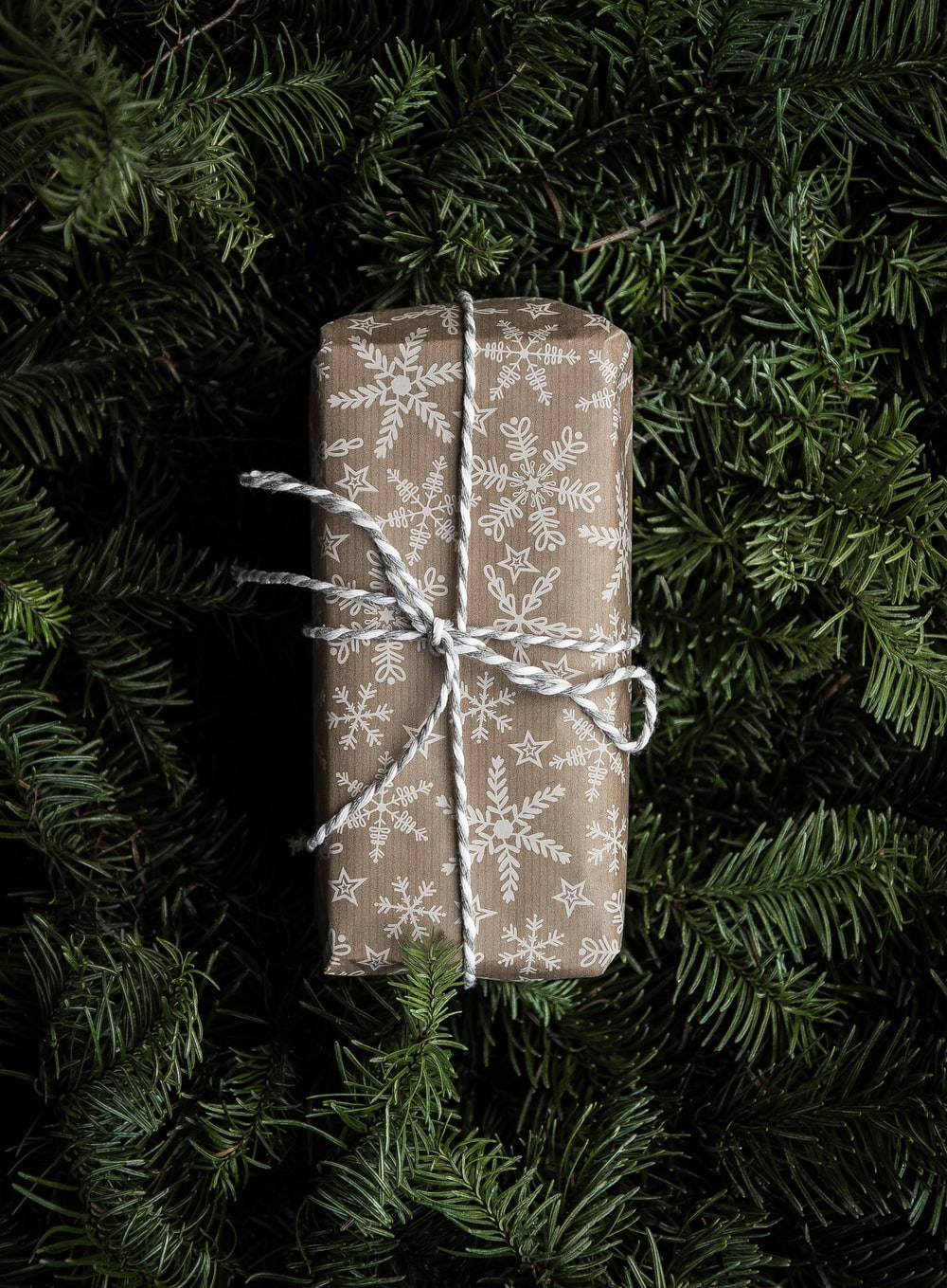Regalo navideño envuelto en marrón y blanco Fondos de pantalla