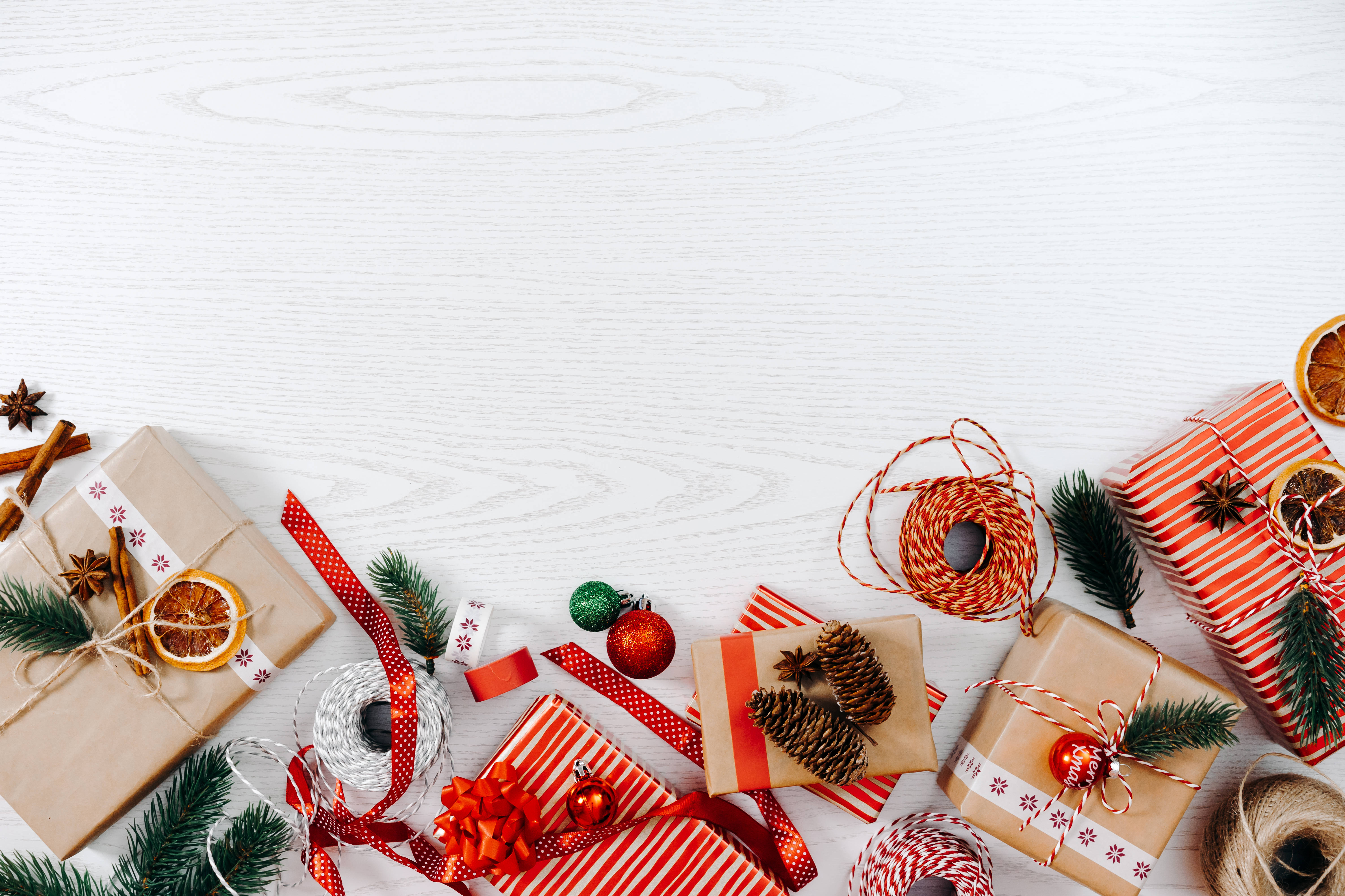 Regalos de Navidad en iMac Blanco 4K Fondos de pantalla