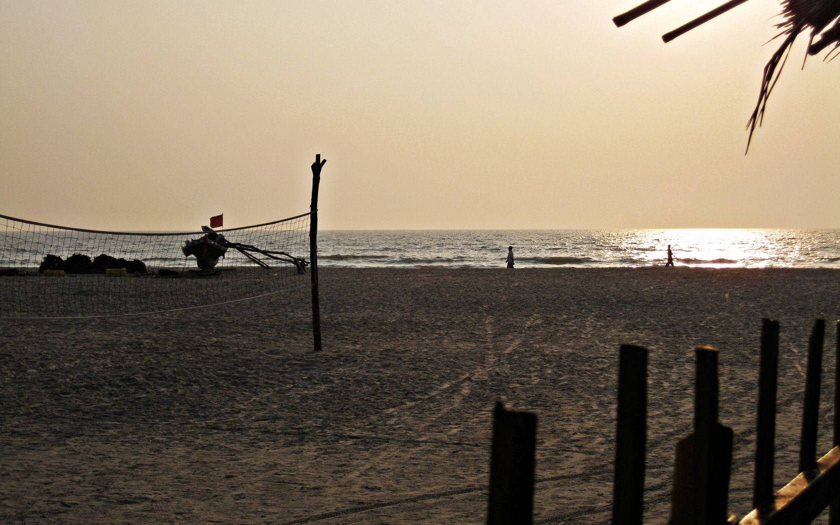 Relajándose en la playa al atardecer Fondos de pantalla