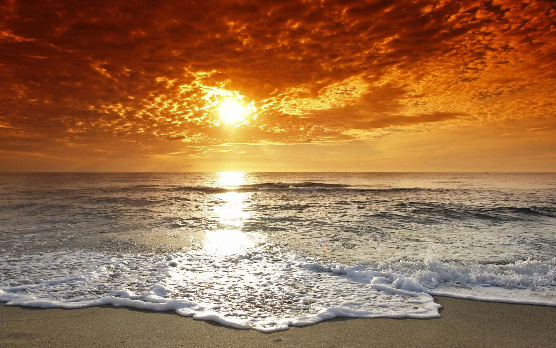 Relájate y Disfruta del Tranquilo Atardecer en la Playa Fondos de pantalla