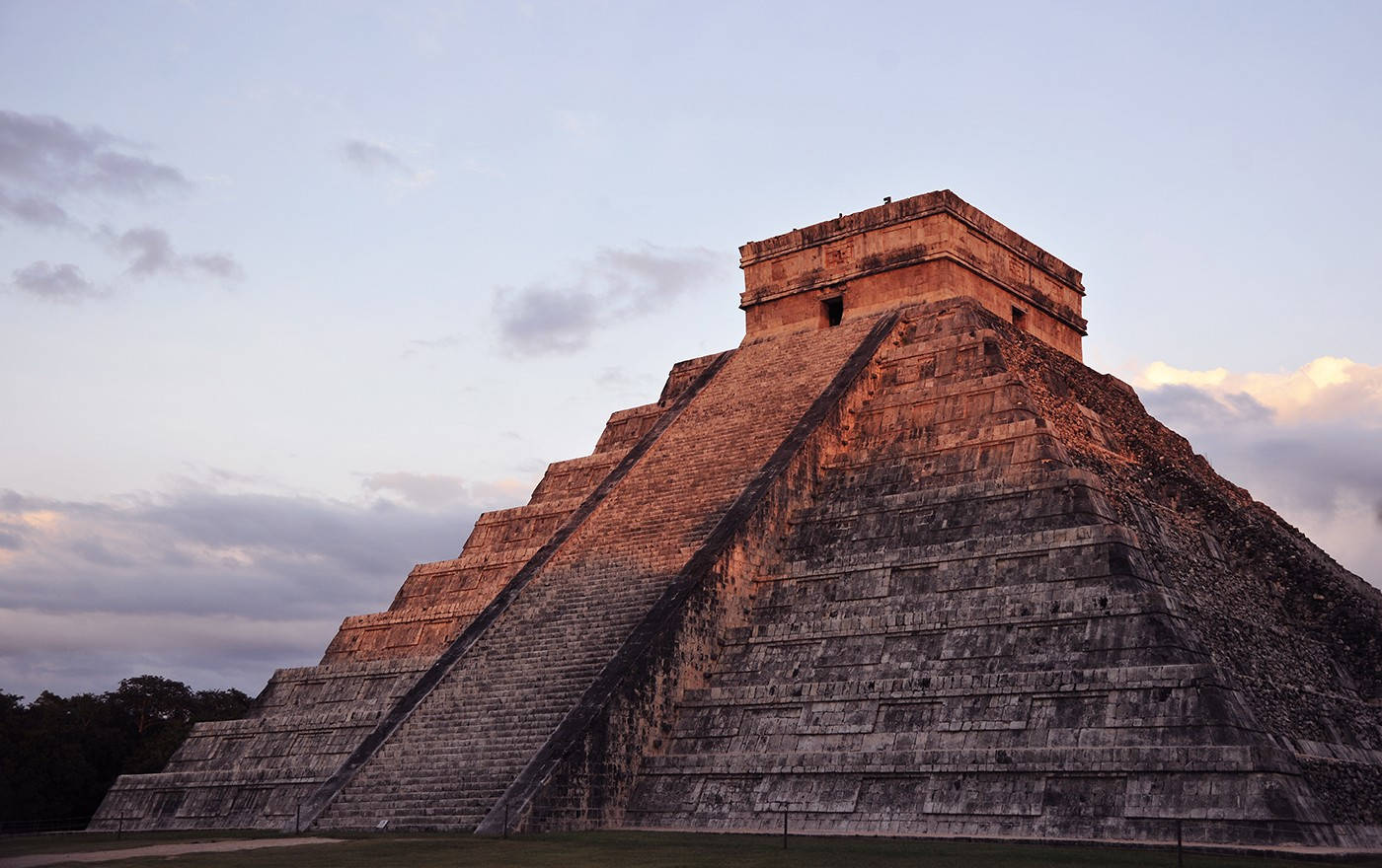 Resplandor del Atardecer en Chichén Itzá Fondos de pantalla