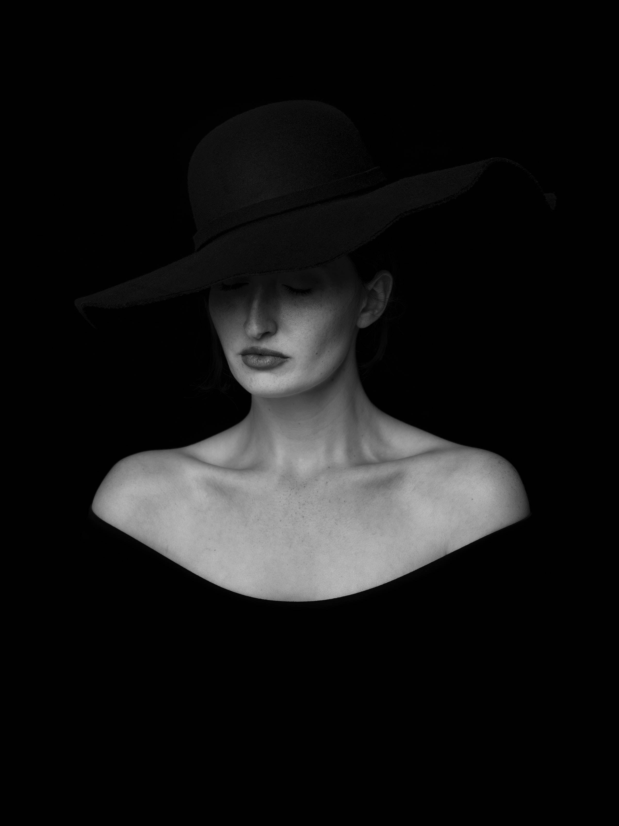 Retrato en blanco y negro de la elegancia de una mujer Fondos de pantalla