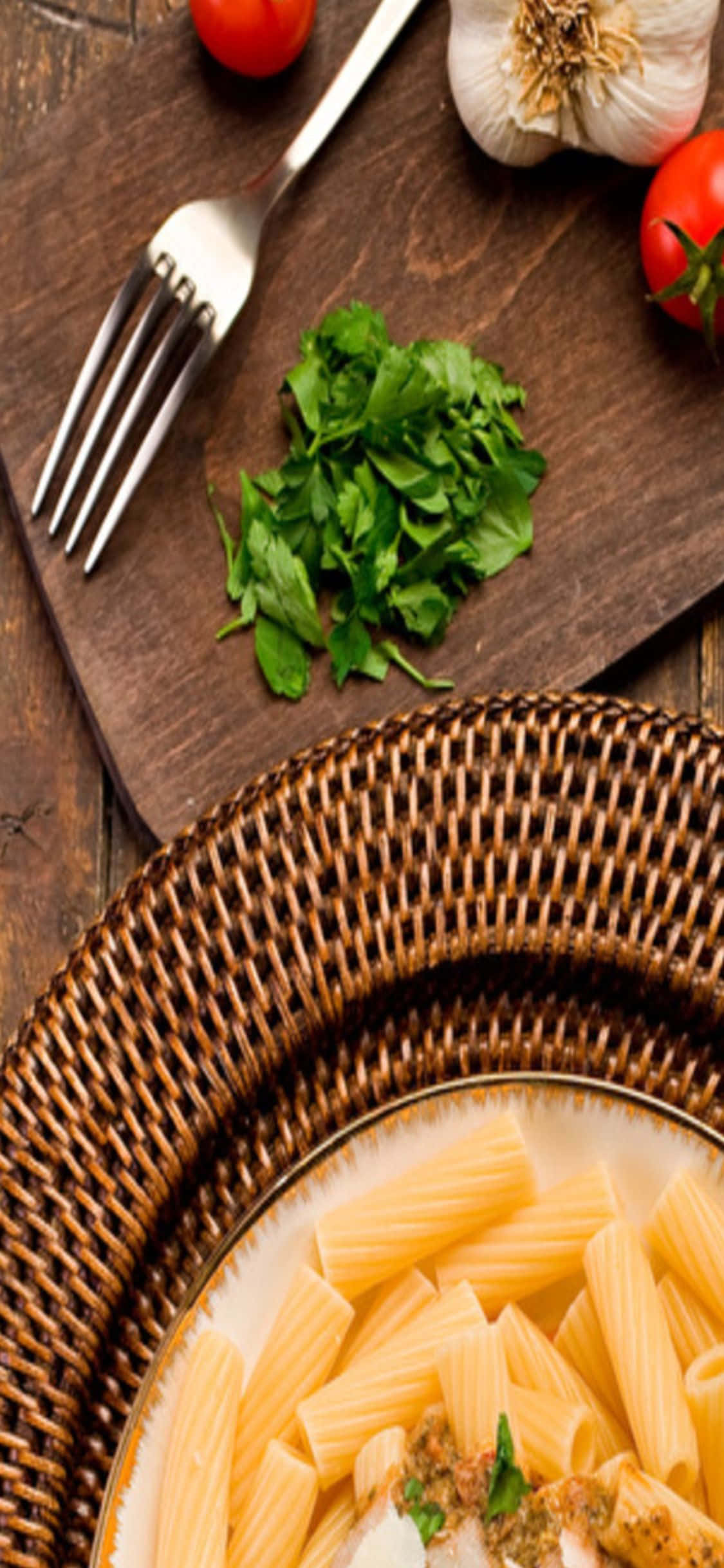 Rigatoni en plato de cesta tejida Fondo de pasta para iPhone X Fondos de pantalla