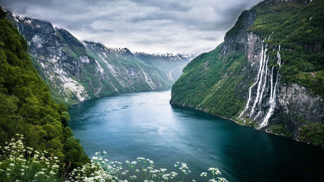 Río en la Naturaleza 4k Bajo Cielos Nublados — Naturaleza 4K Fondos de pantalla