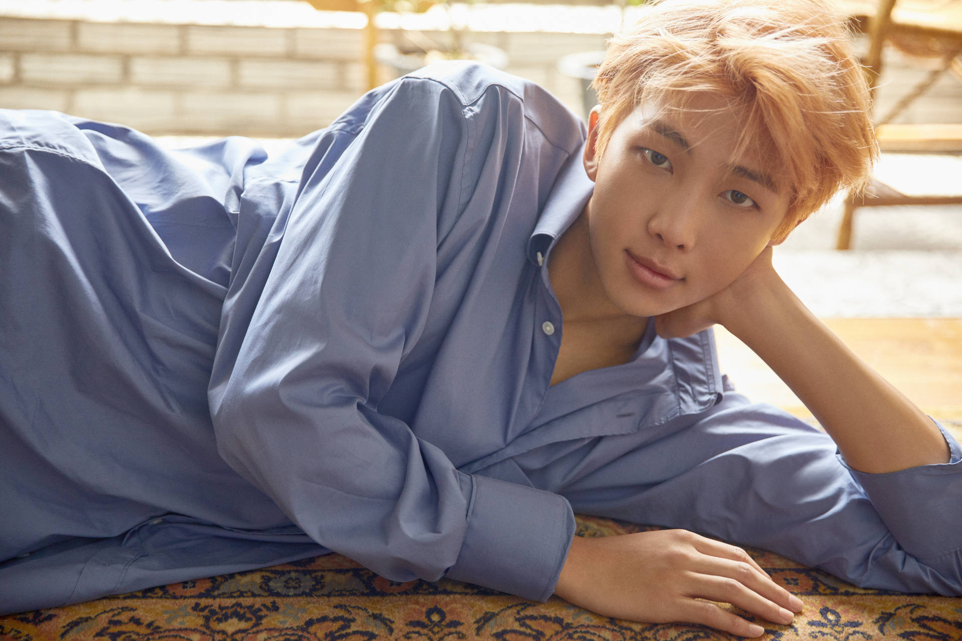 Rm Bts recostado en el suelo
