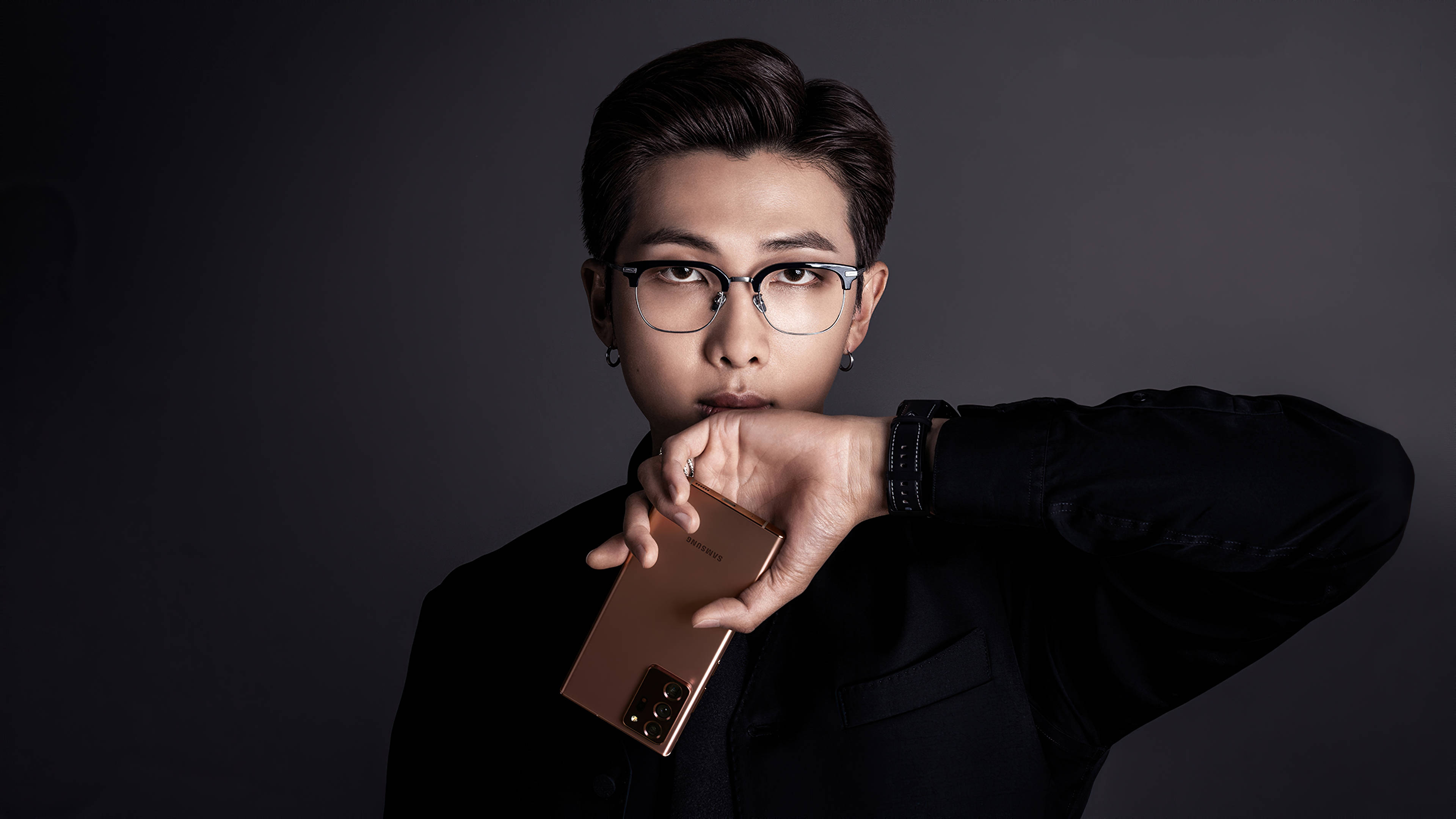 RM de BTS modelando un teléfono con estilo estético Fondos de pantalla