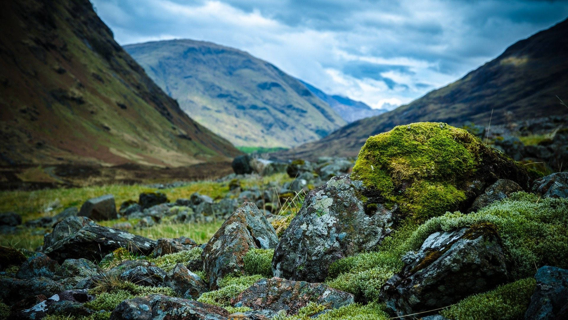 Rocas de naturaleza 4K en la montaña Fondos de pantalla