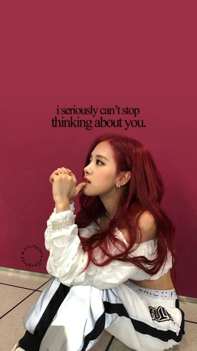 Fondo de pantalla de Blackpink de Rosé pensando junto a una pared con inscripción