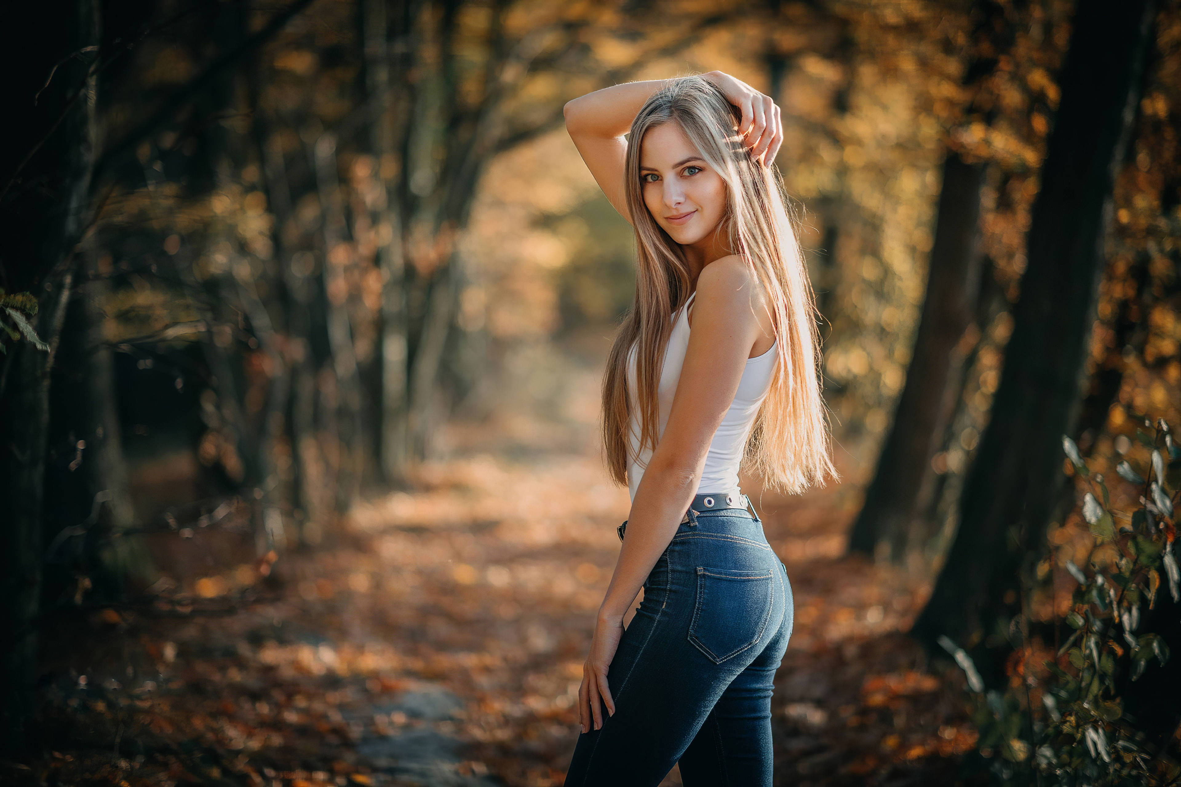 Rubias Hermosas Posando en un Bosque Fondos de pantalla