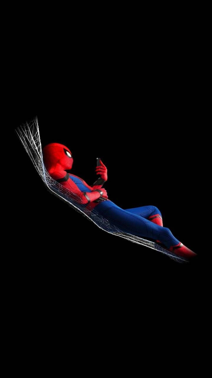 Spiderman descansando en su telaraña con un fondo negro.