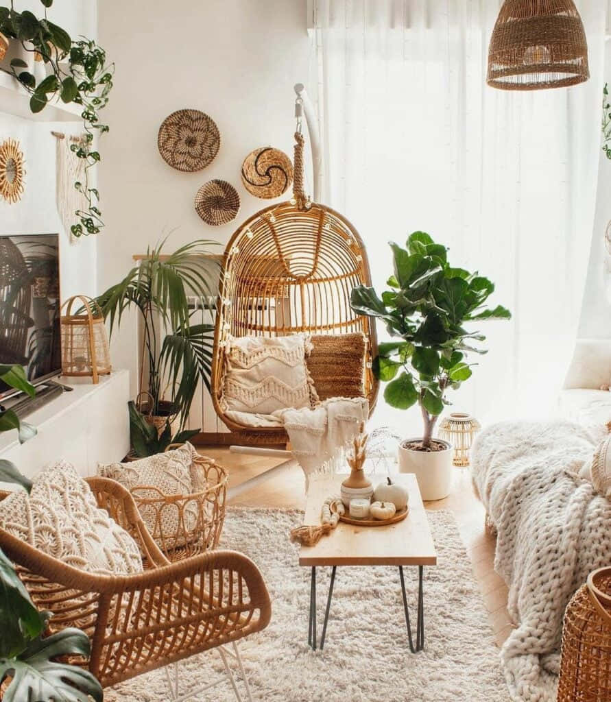 Sala de estar con muchas plantas y muebles de mimbre Fondos de pantalla