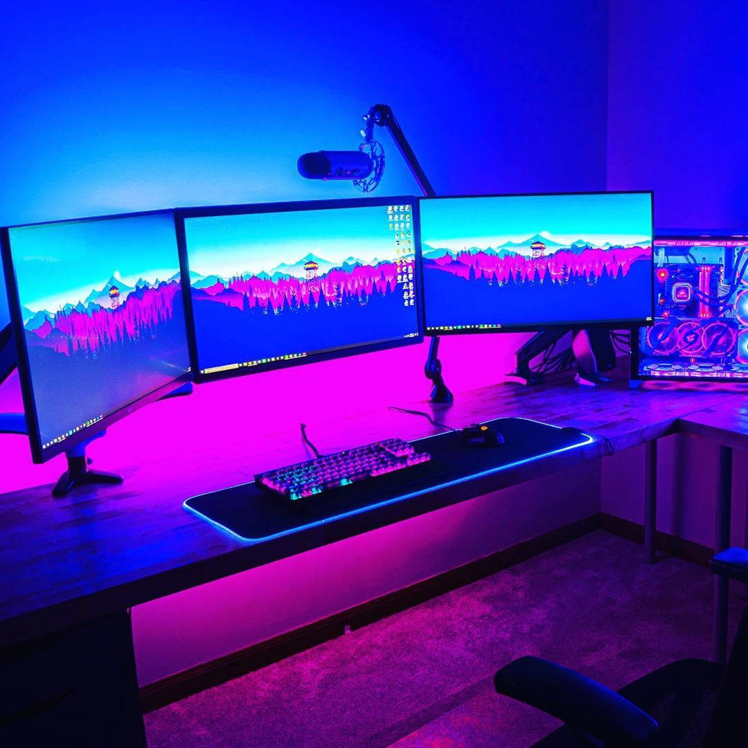 Sala de Juegos con Tres Monitores Fondos de pantalla