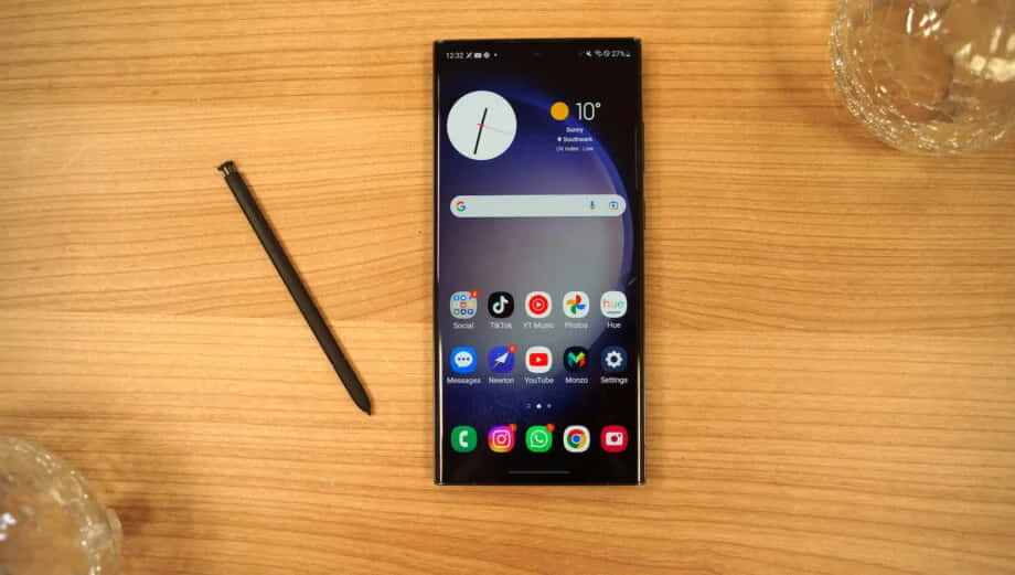 Samsung S23 Ultra con S Pen sobre escritorio Fondos de pantalla