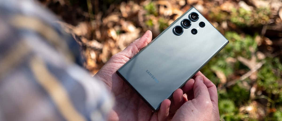 Samsung S23 Ultra en mano al aire libre Fondos de pantalla