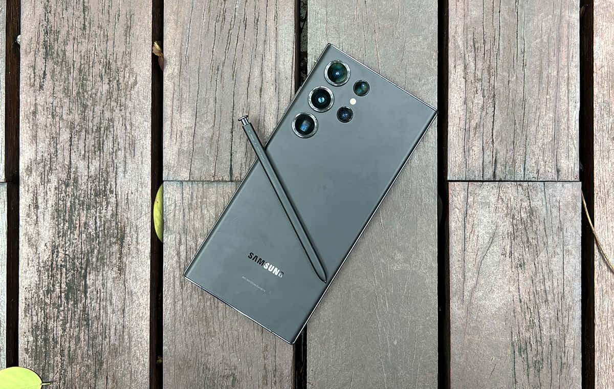 Samsung S23 Ultra sobre cubierta de madera Fondos de pantalla
