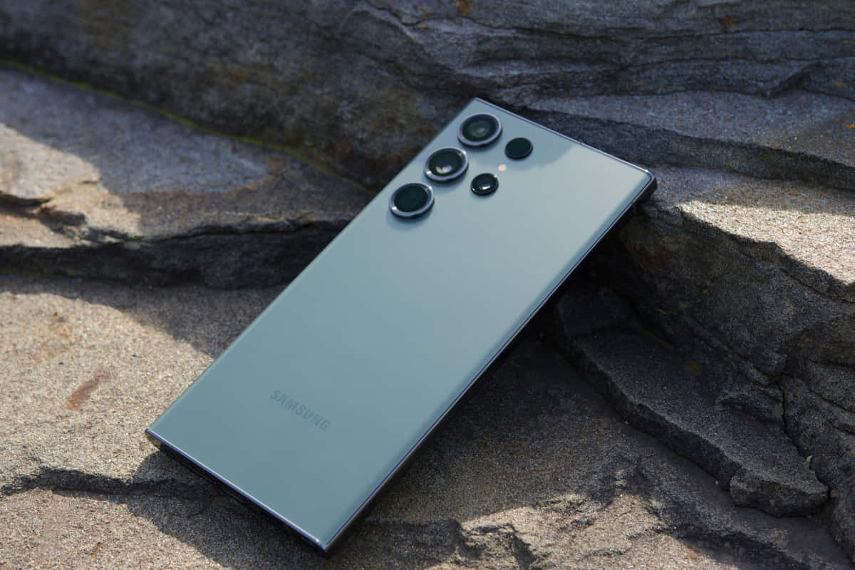 Samsung S23 Ultra sobre superficie rocosa Fondos de pantalla