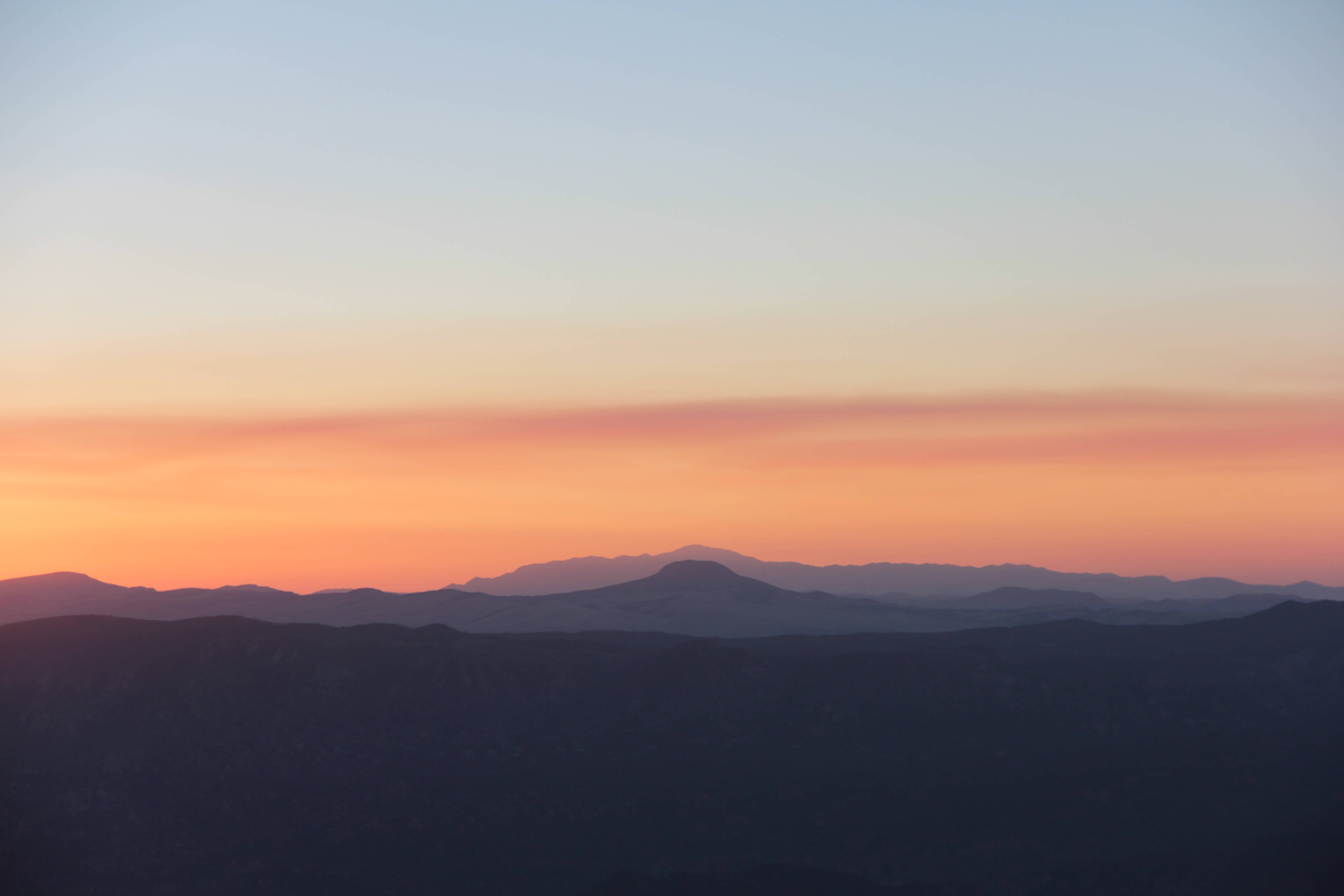 Sé testigo del amanecer sobre hermosos picos montañosos Fondos de pantalla