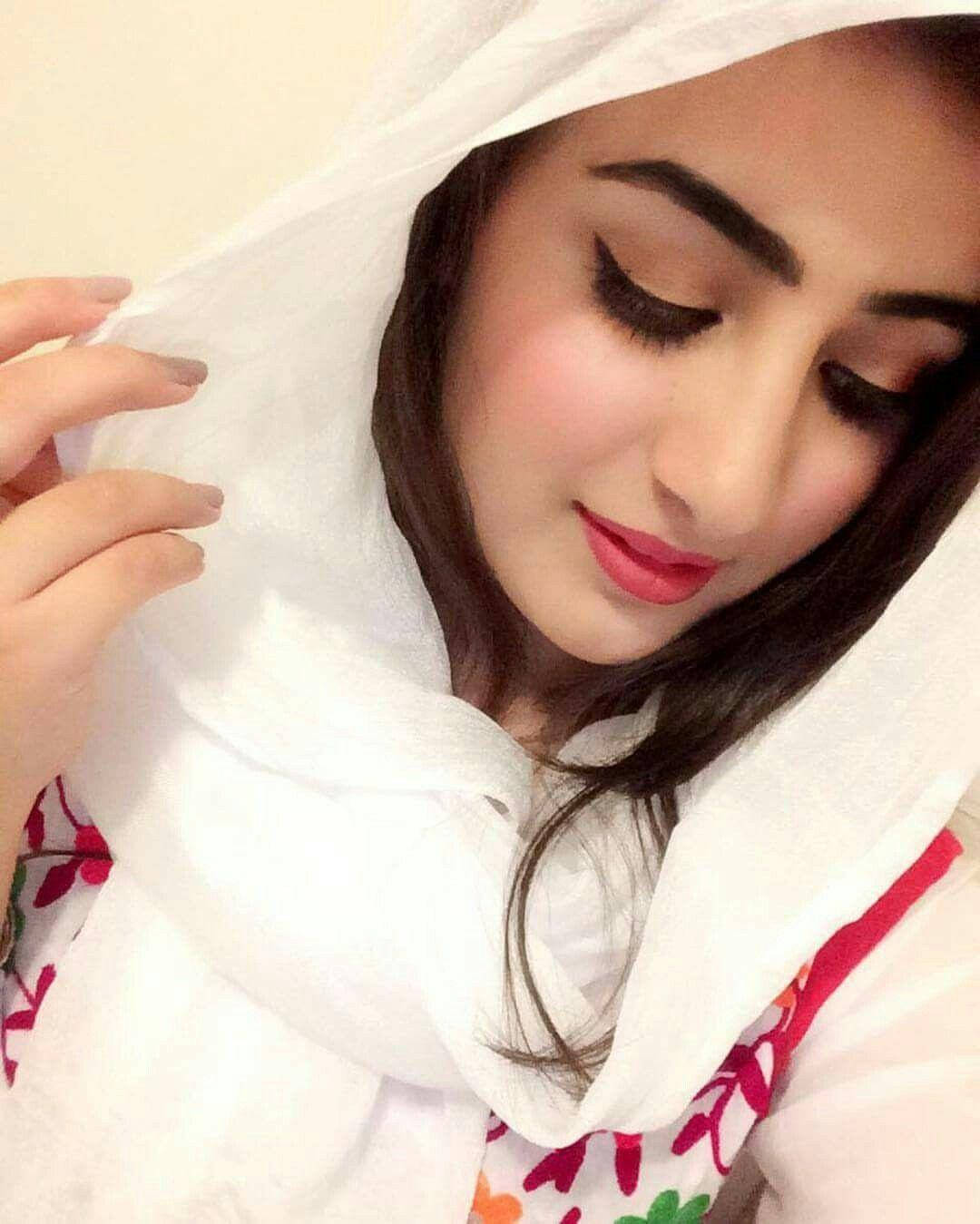 Selfie de chica con hiyab blanco Fondos de pantalla