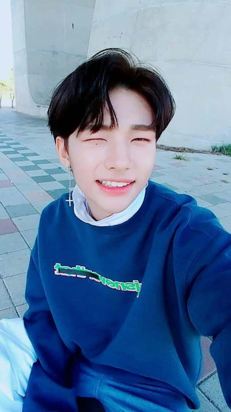 Selfie de Hyunjin, rapero surcoreano, guiñando el ojo Fondos de pantalla