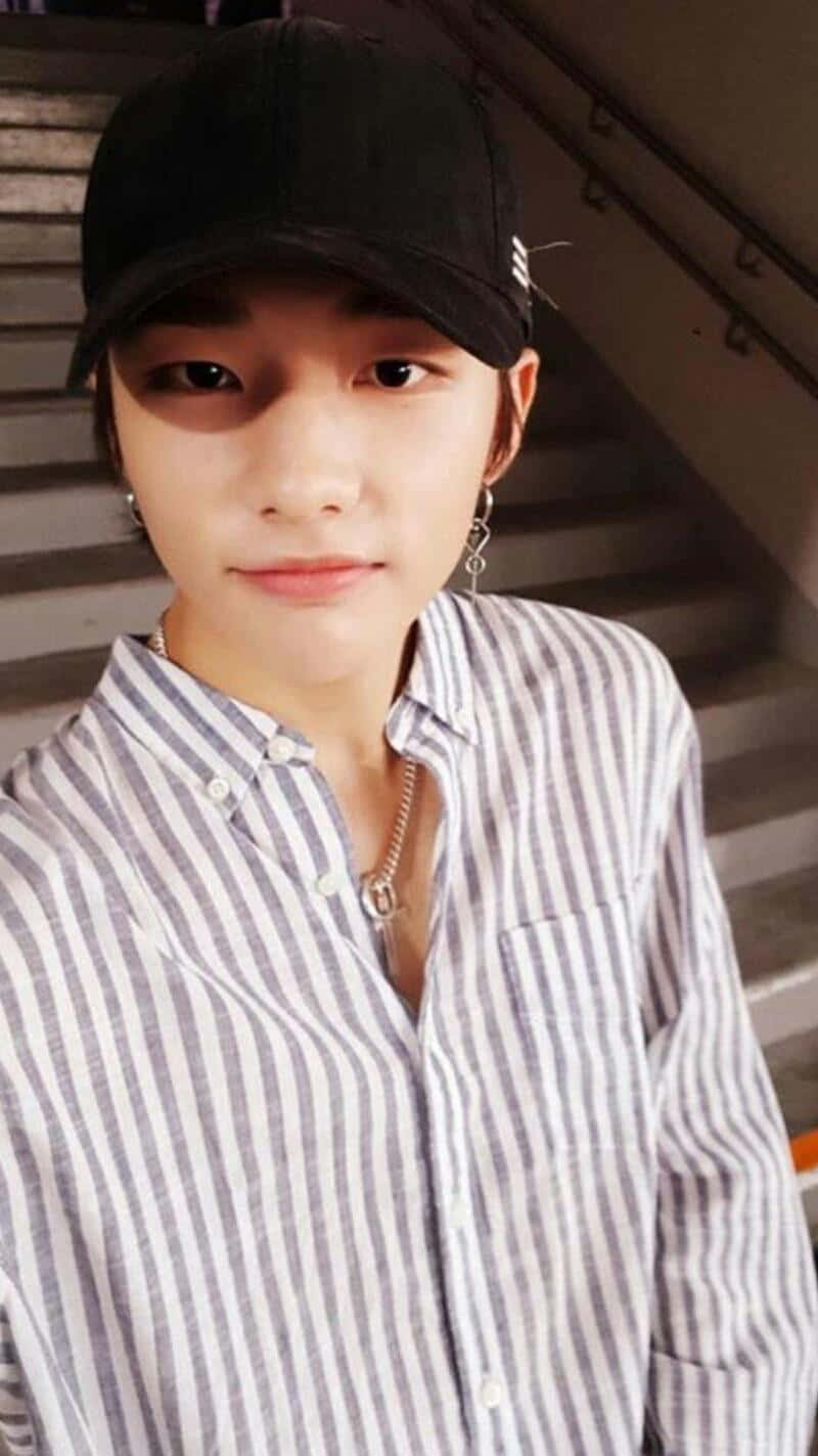 Selfie del rapero surcoreano Hyunjin con gorra negra Fondos de pantalla
