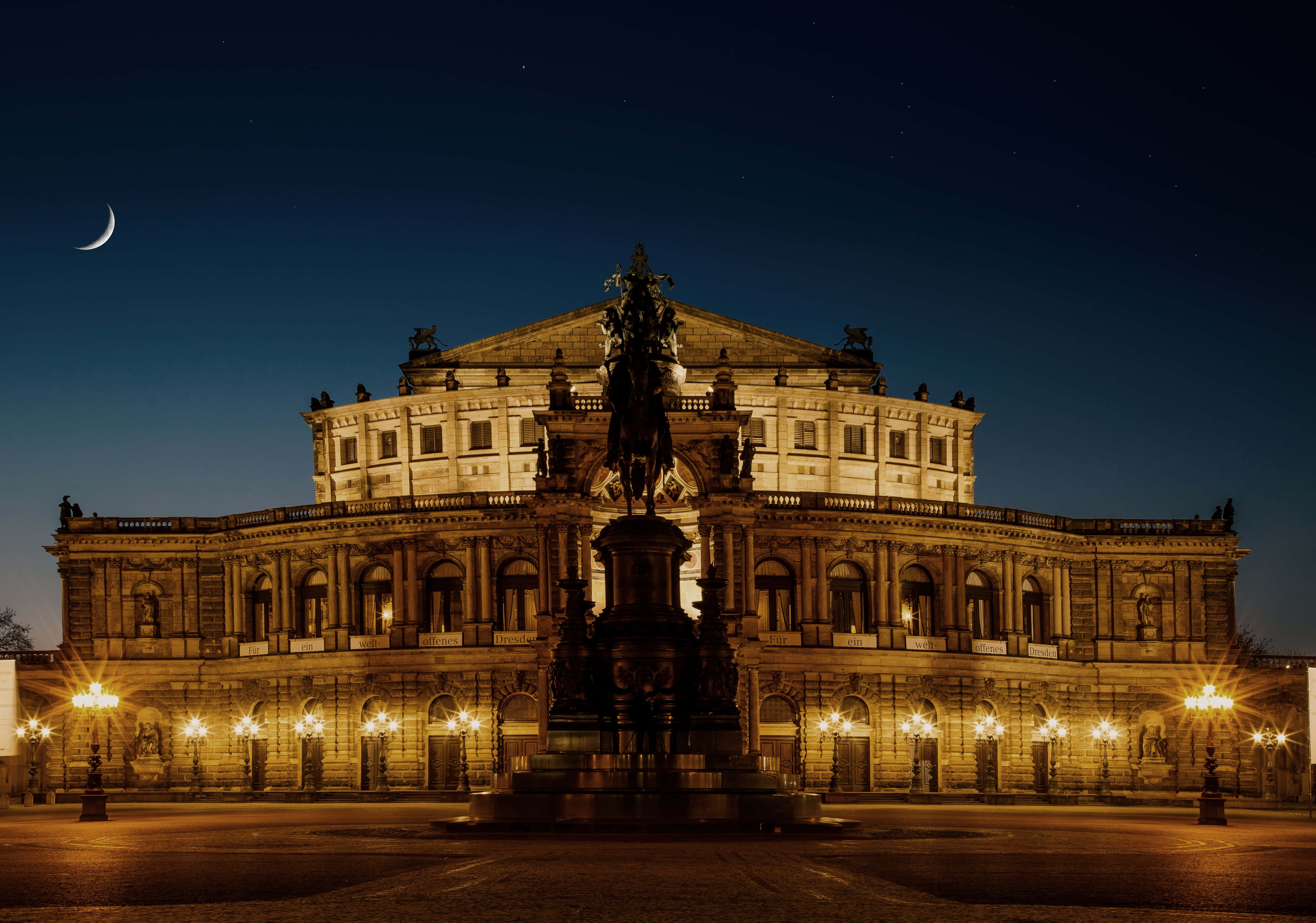 Semperoper iluminada bajo la luna creciente Fondos de pantalla