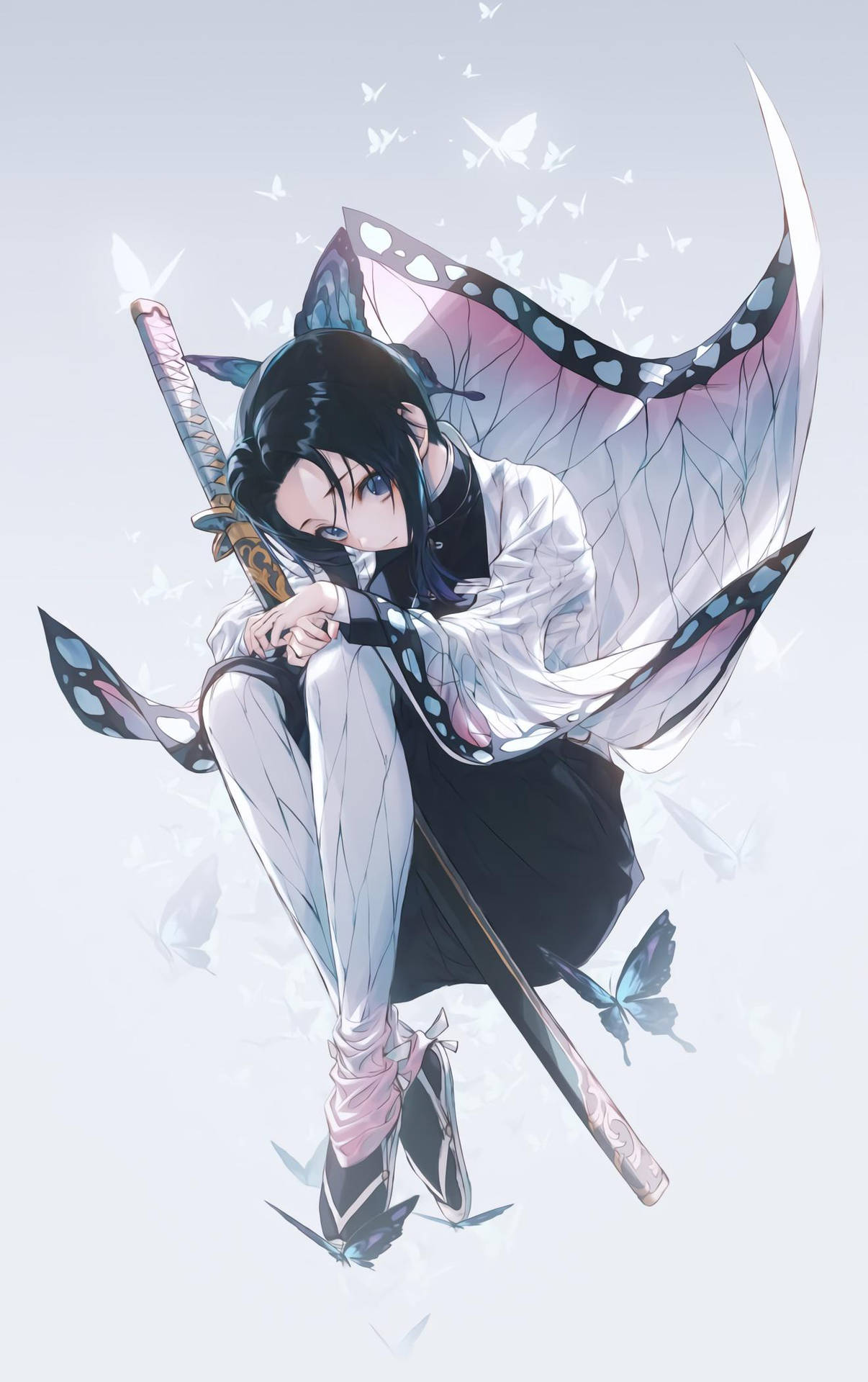 Fondo de pantalla de Demon Slayer de Shinobu Kocho abrazando su espada con sus muslos.